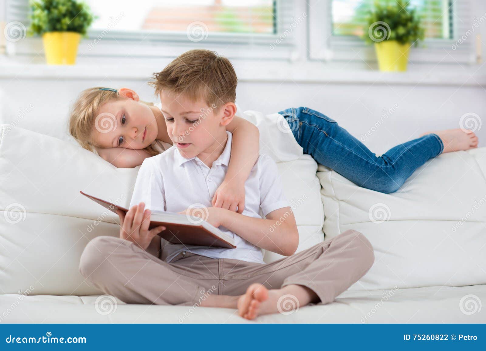 My sister to read books. Чтение книг брата с сестрой. Мальчик читает книжку маленькому братишке. Брат читает книгу сестре. Картина сестра и брат с книгой.