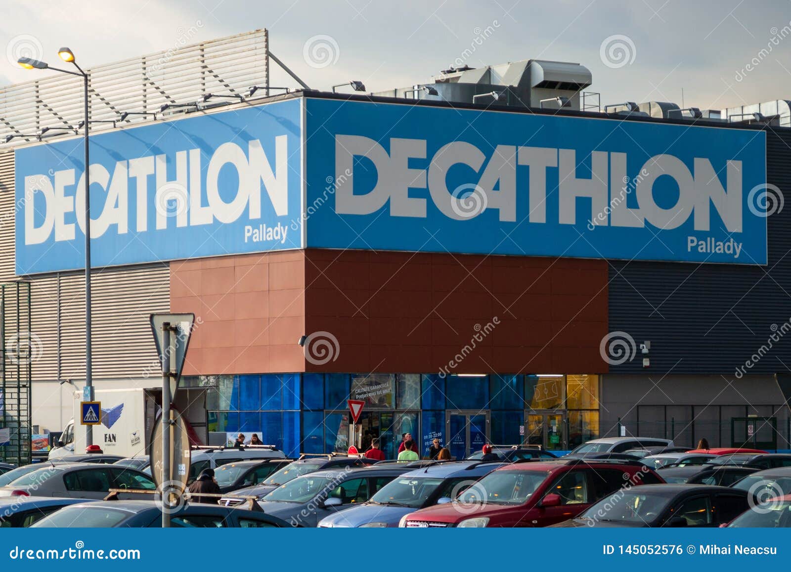 Decathlon Pallady Store Front and Entrance in Sector 3, Bucharest, Romania.  Editorial Photo - Image of company, commercial: 145052576