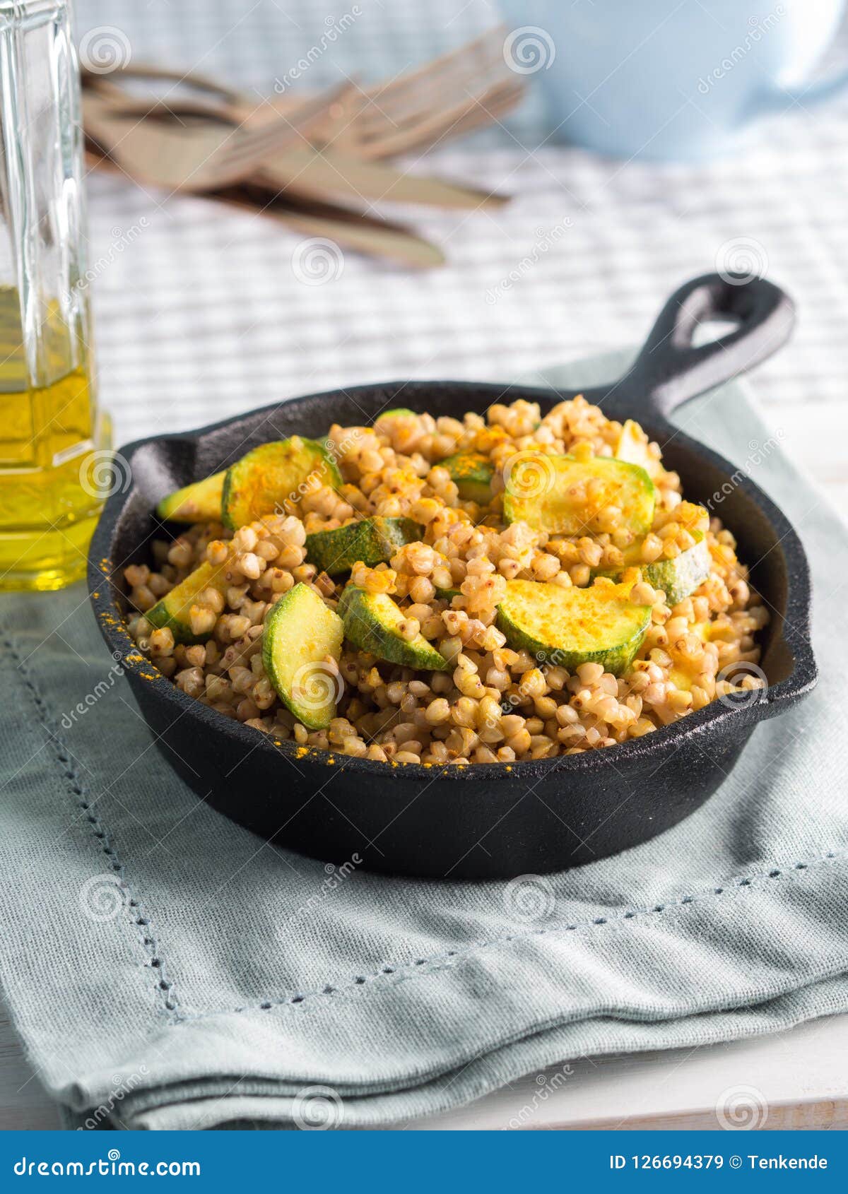 Buchweizen Mit Zucchini Und Gelbwurz in Der Bratpfanne Stockbild - Bild ...