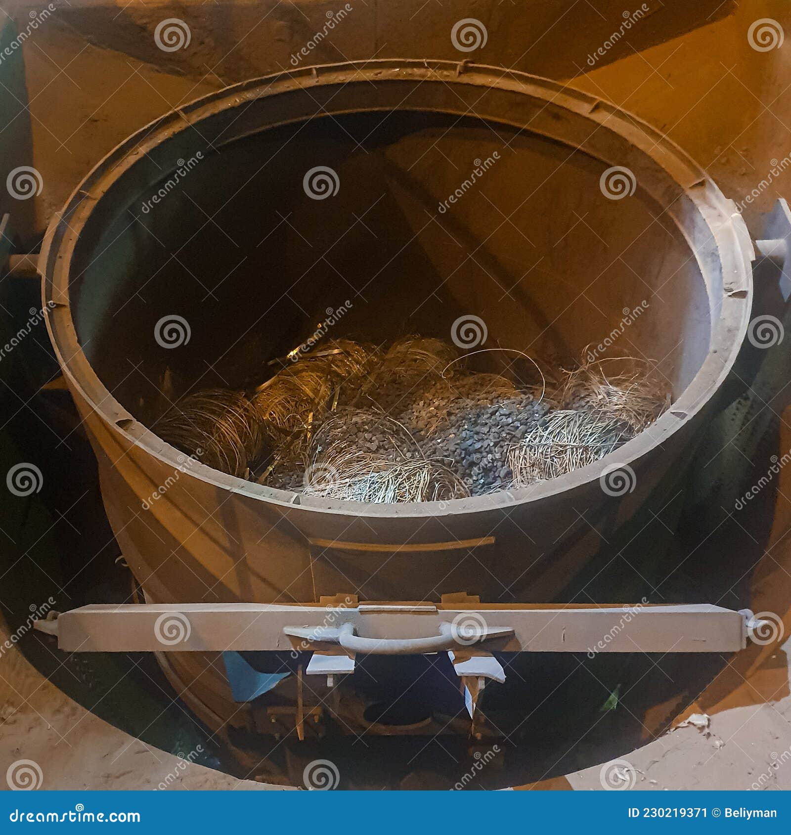 bucket for loading the charge into the steelmaking furnace.