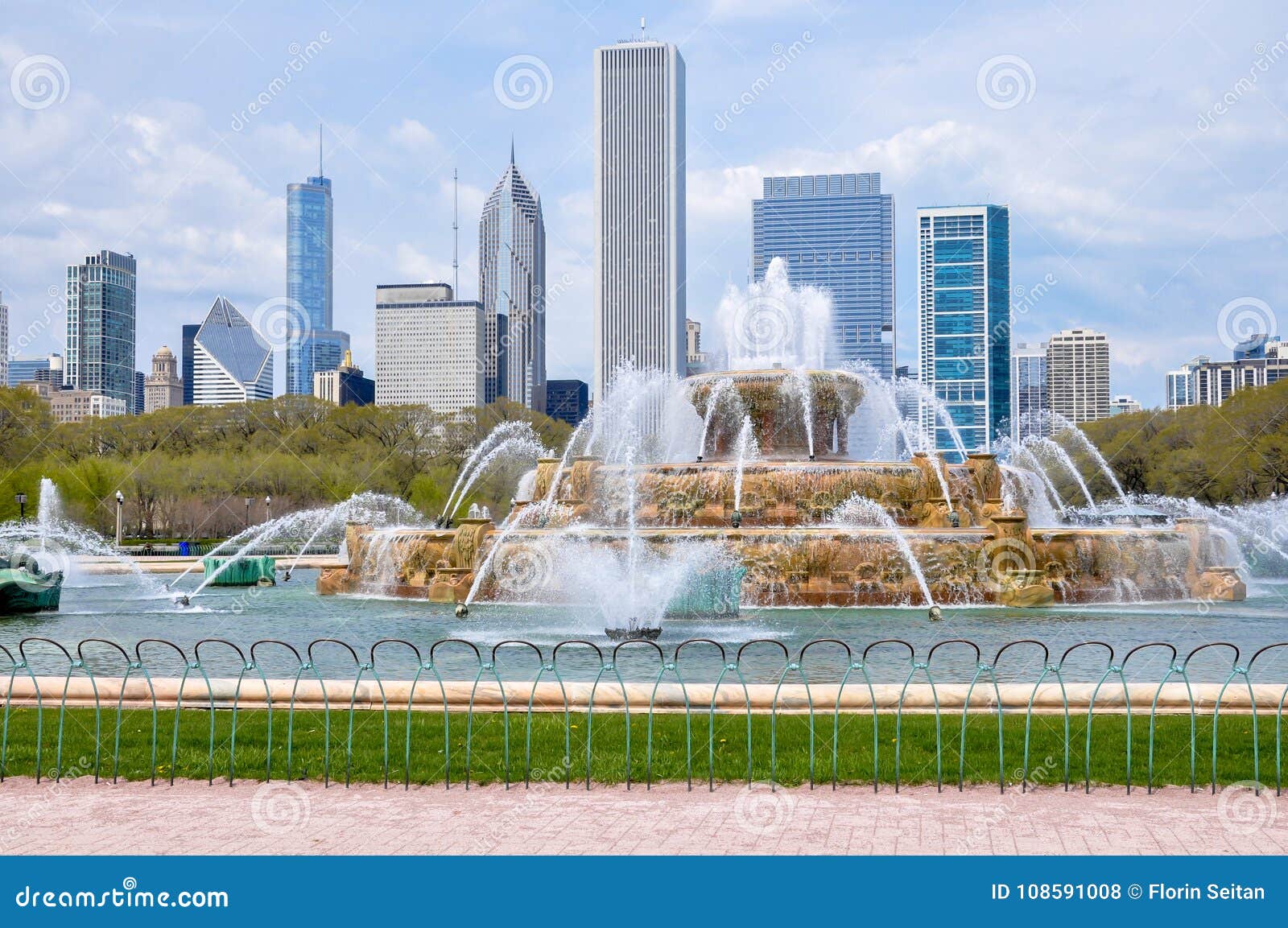 Buckingham-Brunnen mit Chicago-Skylinen im Hintergrund Chicago-Stadtbild, Frühlingszeit