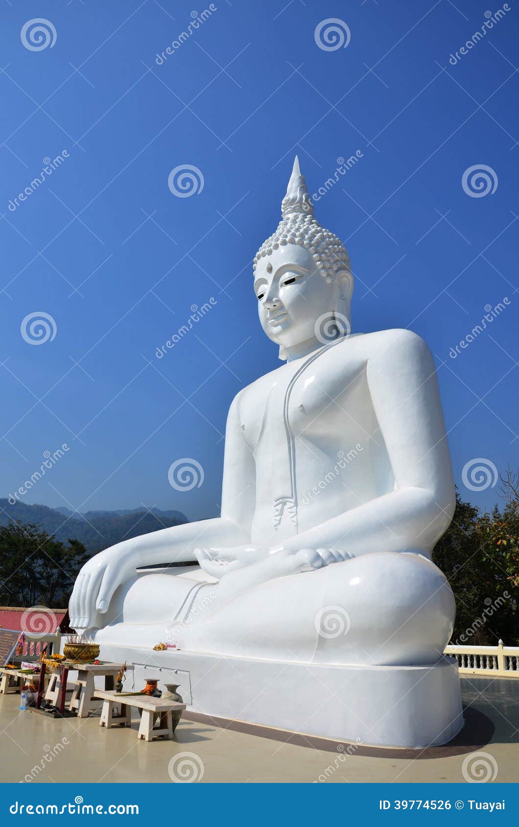 Estar confundido Lubricar Pionero Buda Blanco En Kanchanaburi Tailandia Foto de archivo - Imagen de cielo,  buda: 39774526