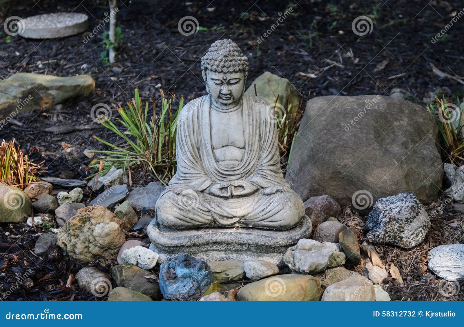 Buda S En El Jardín Foto