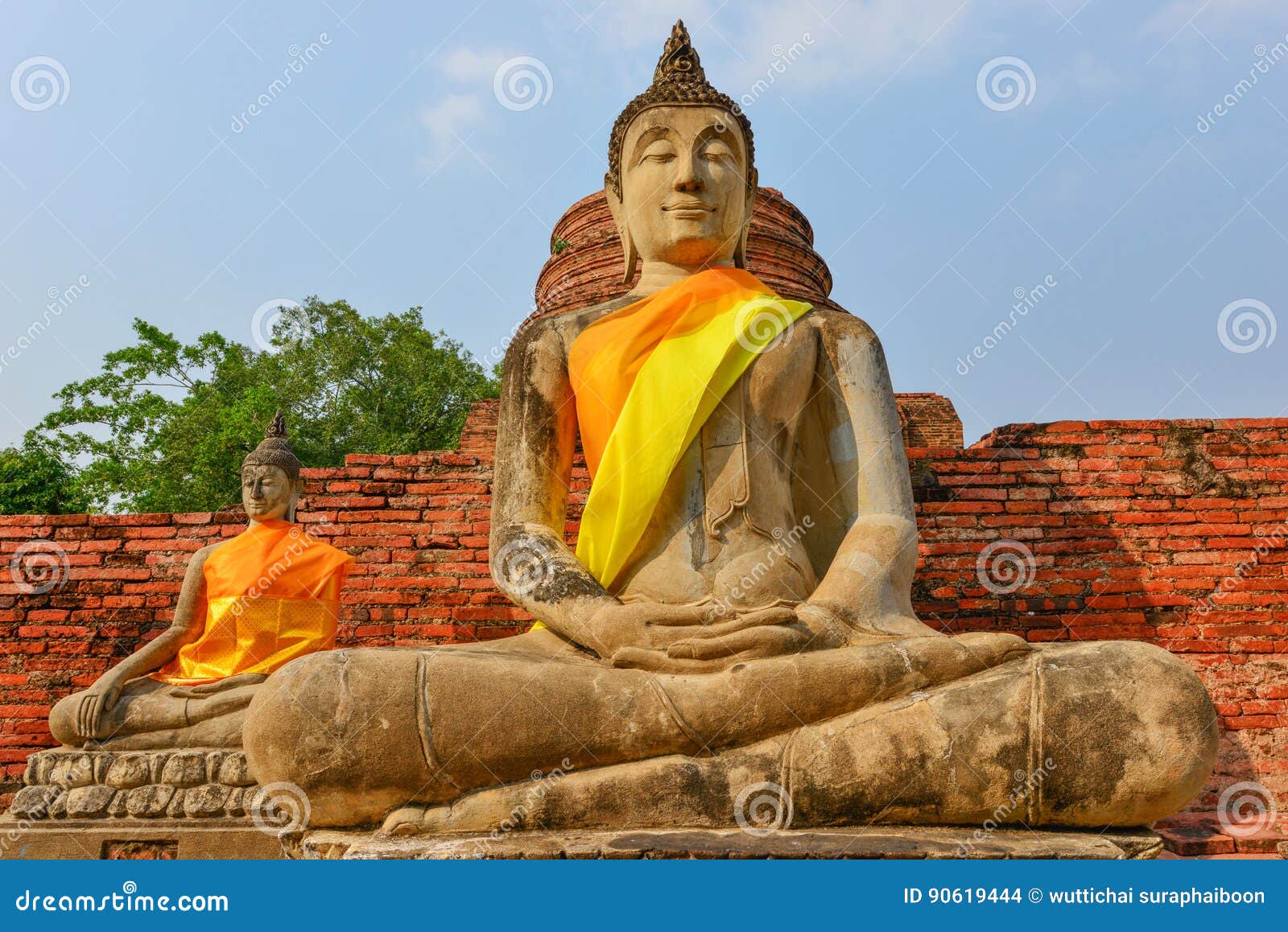 Buda se sienta a piernas cruzadas. Meditando la meditación de la naturaleza de Buda, Buda sentó verticalmente su cuerpo que se apila el pie ambos