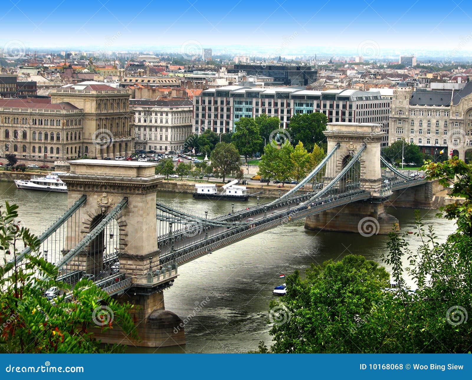 A ponte chain velha é um dos marcos os mais notáveis em Budapest