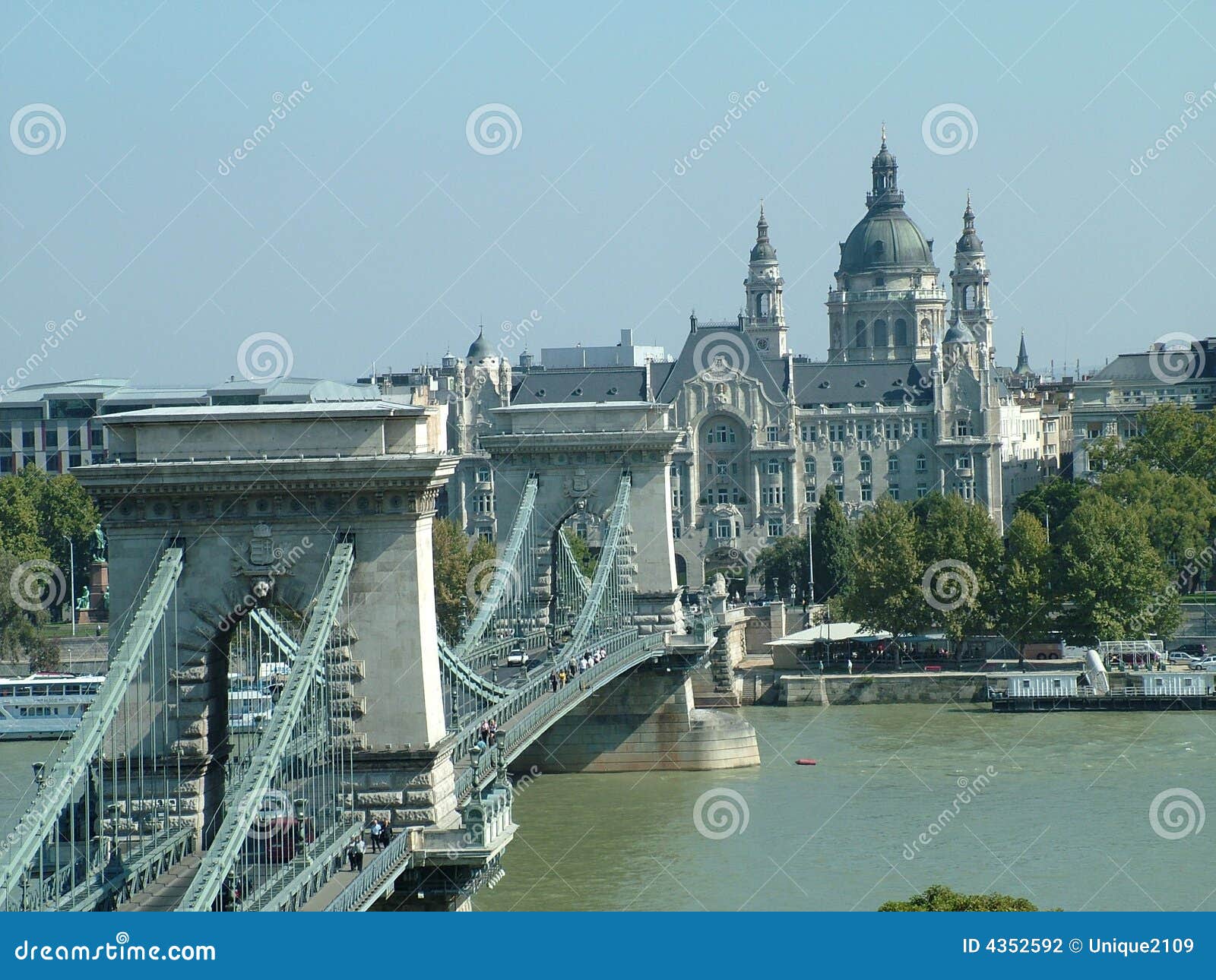 Budapest con la catena di Széchenyi. Fiume Danubio a Budapest con il ponticello Chain di Széchenyi