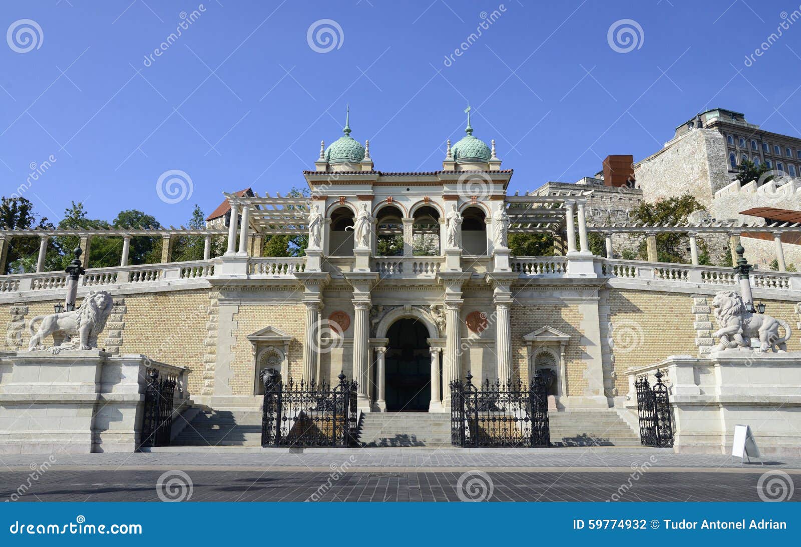 BudapestSchlossGartenBasarPavillon Stockfoto Bild von treppenhaus