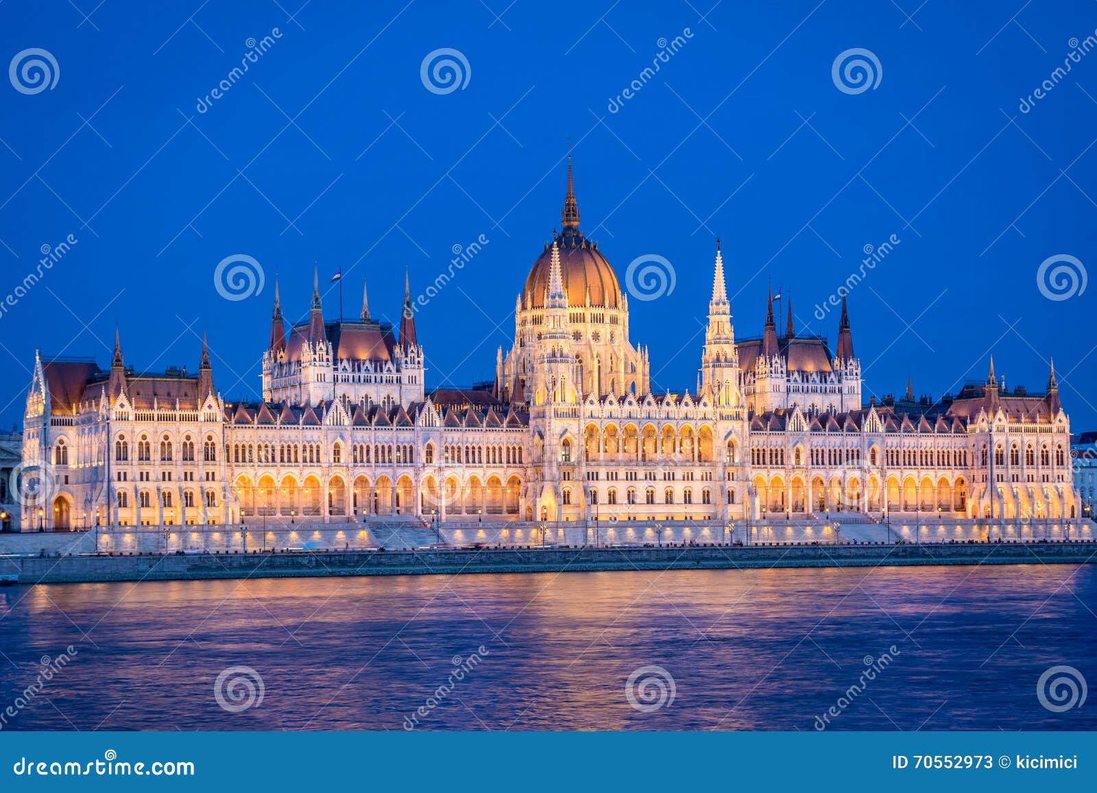 At night, it is well lit by surrounding lights and provides a brilliant backdrop for photographers. Budapest Parlament Nacht . Budapest, Ungarisches Parlament Und Donau Bis Zum Nacht An ...