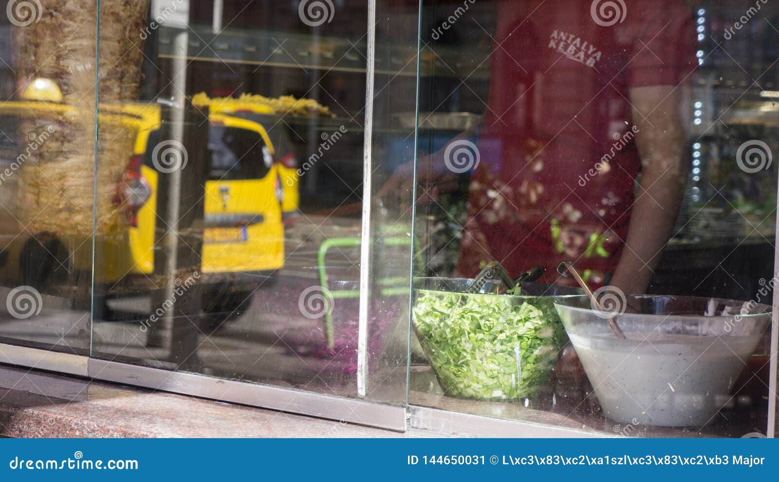 Budapest Ungheria 03 15 2019 un rappresentante di kebab sul lavoro