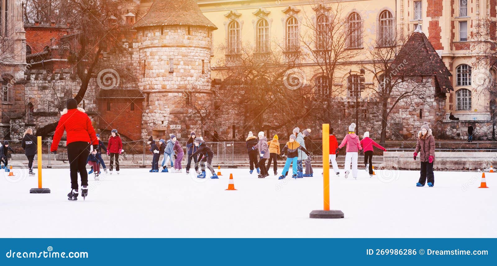 04012022Budapestfamilie Wintersport. Schlittschuhlaufen