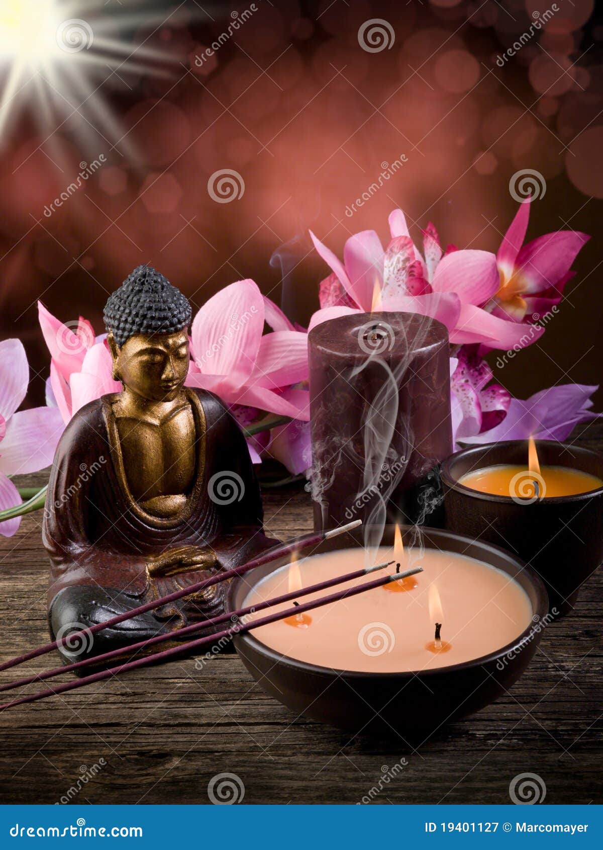Buddah con la vela y el incienso. Buddha con la vela y el incienso con efecto de la falta de definición