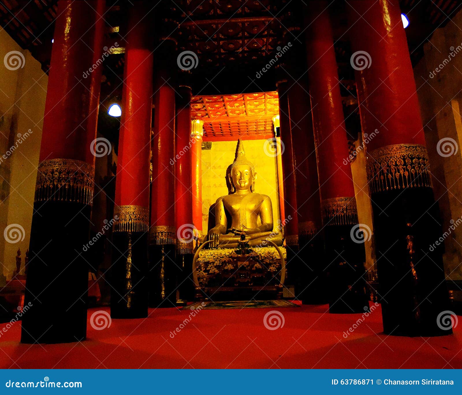 Buddha dourado. Buda dourada na província de nan Tailândia