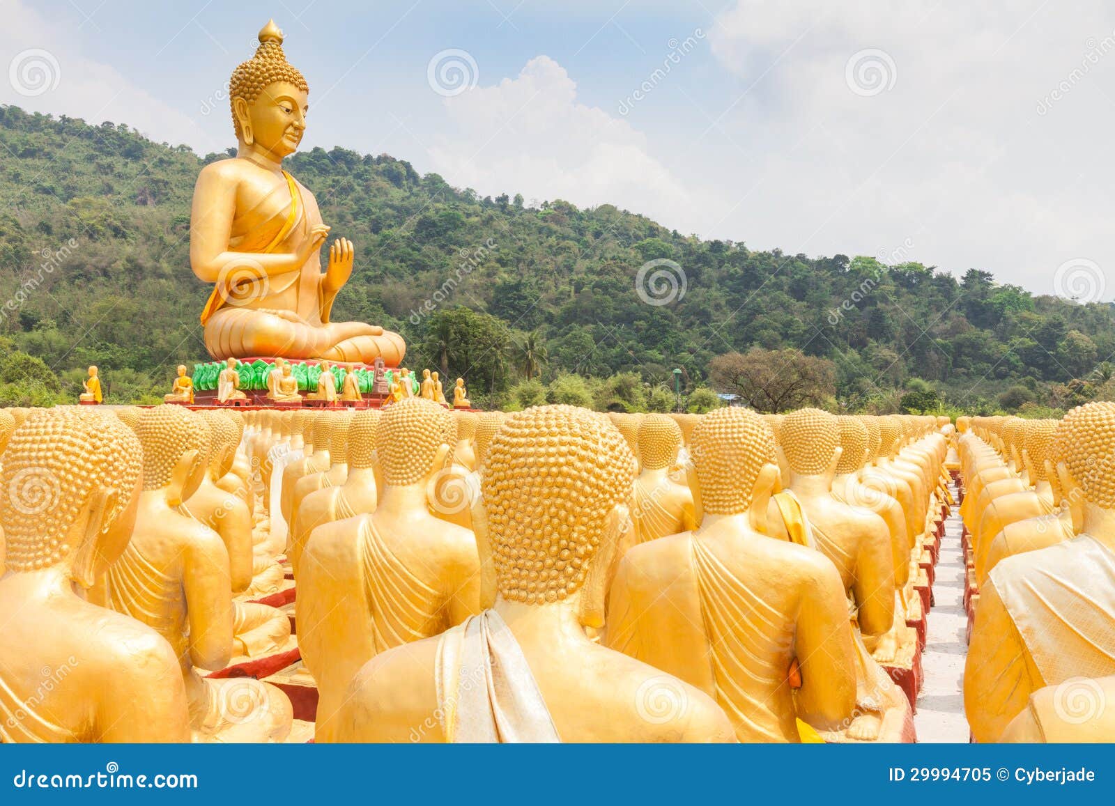 Buddha dourado no parque memorável de Buddha, nayok de Nakorn, Tailândia.