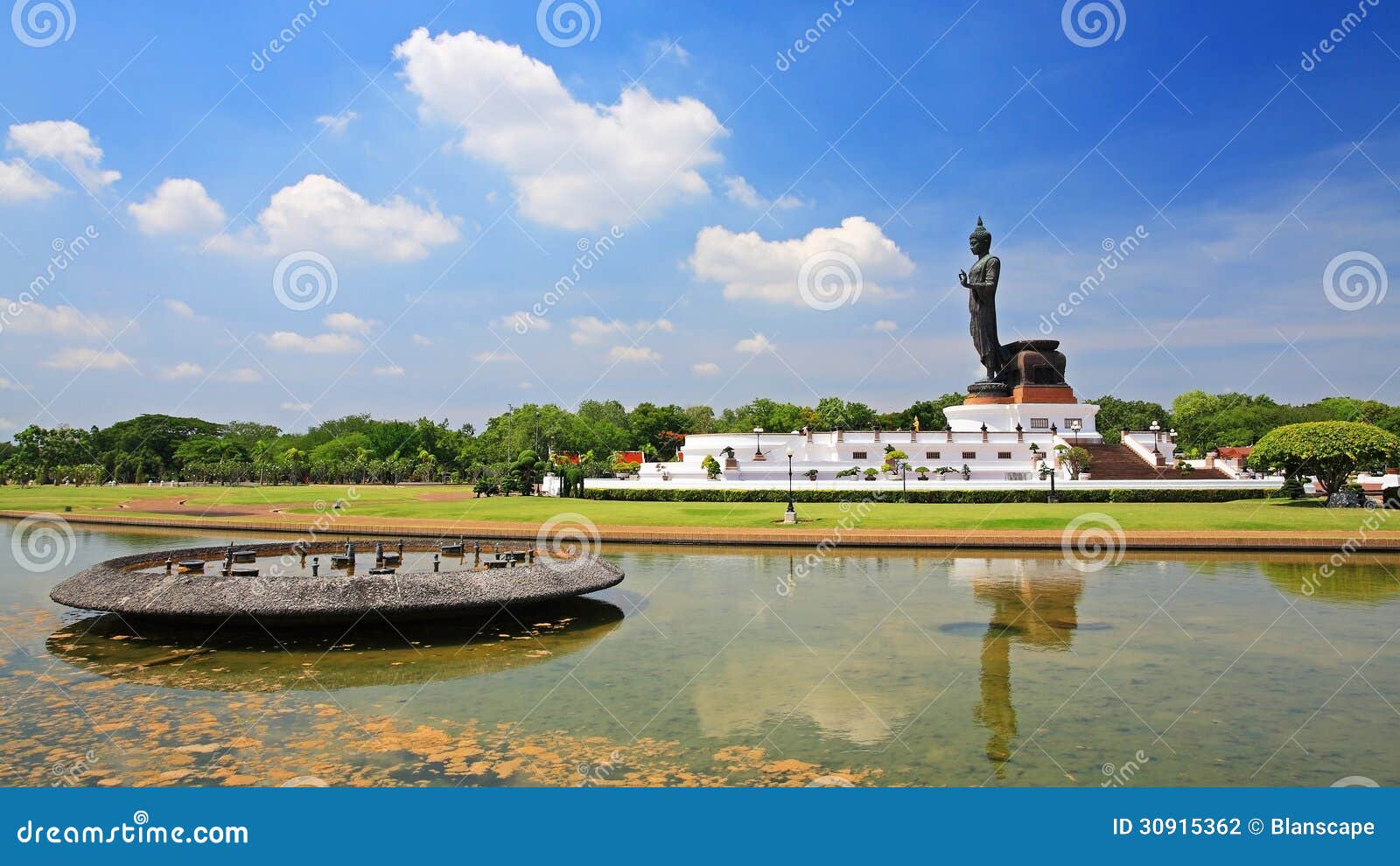 BuddhaStatue Mit Reflexion Auf Teich Stockfoto Bild von frieden
