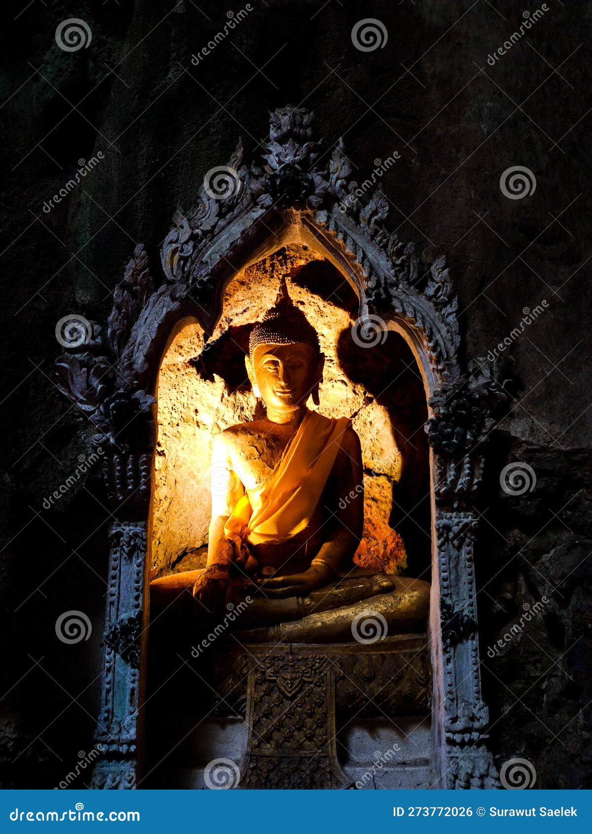 buddha statue in ruean kaew arch