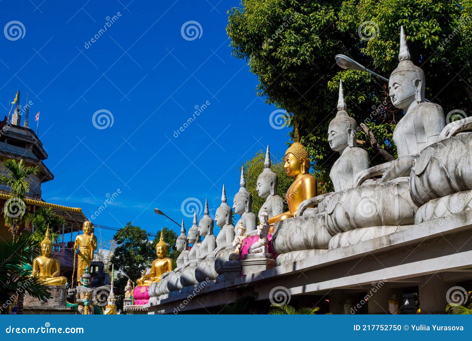 buddha ststue in buddhist temple
