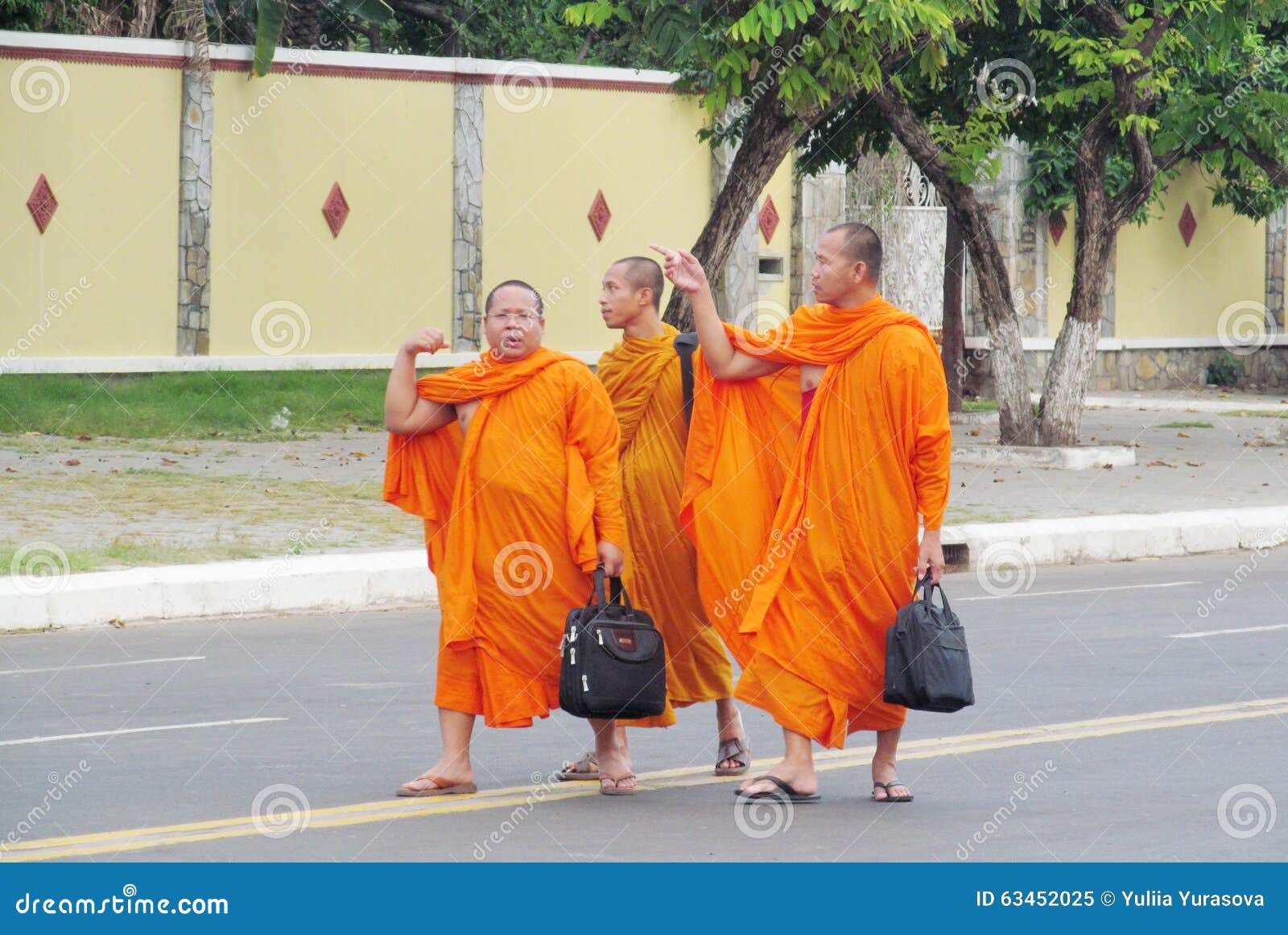 Fordeling gryde domæne Buddhist Monks in Orange Traditional Dress Editorial Image - Image of door,  human: 63452025