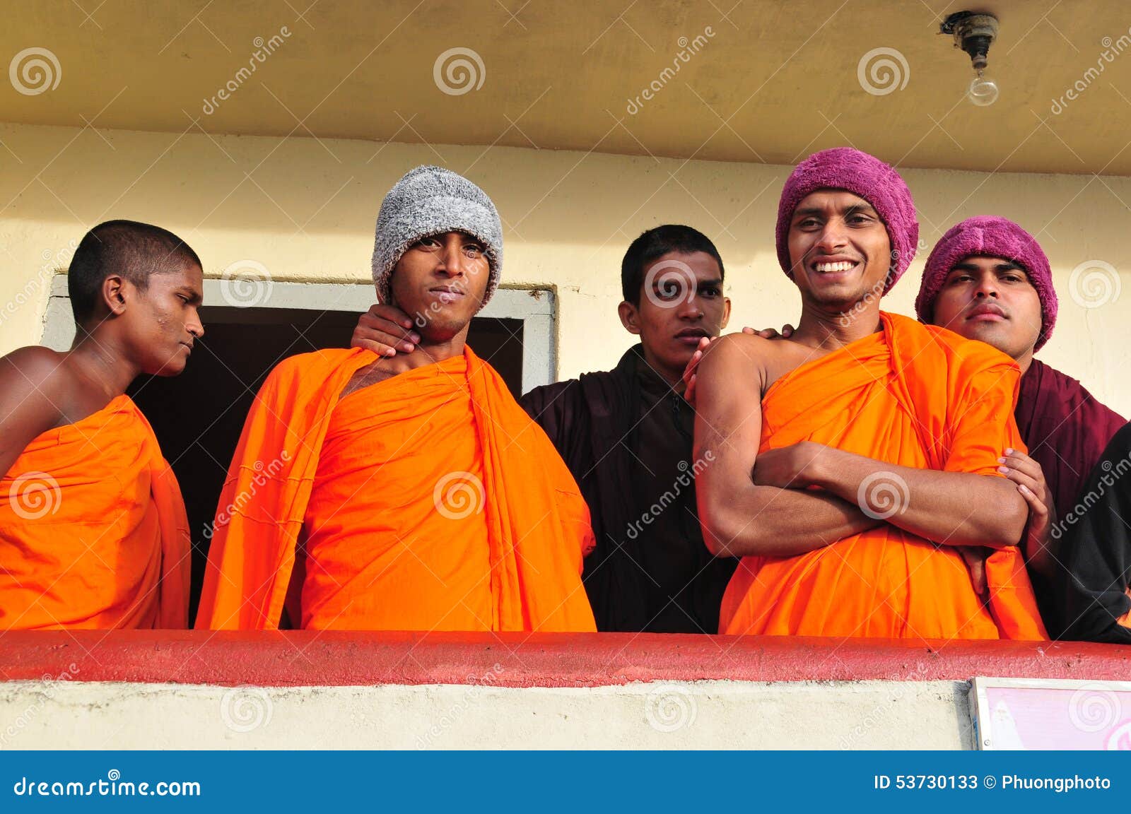 Buddhistische Mönche Am Kloster In Sri Lanka Redaktionelles Stockfoto