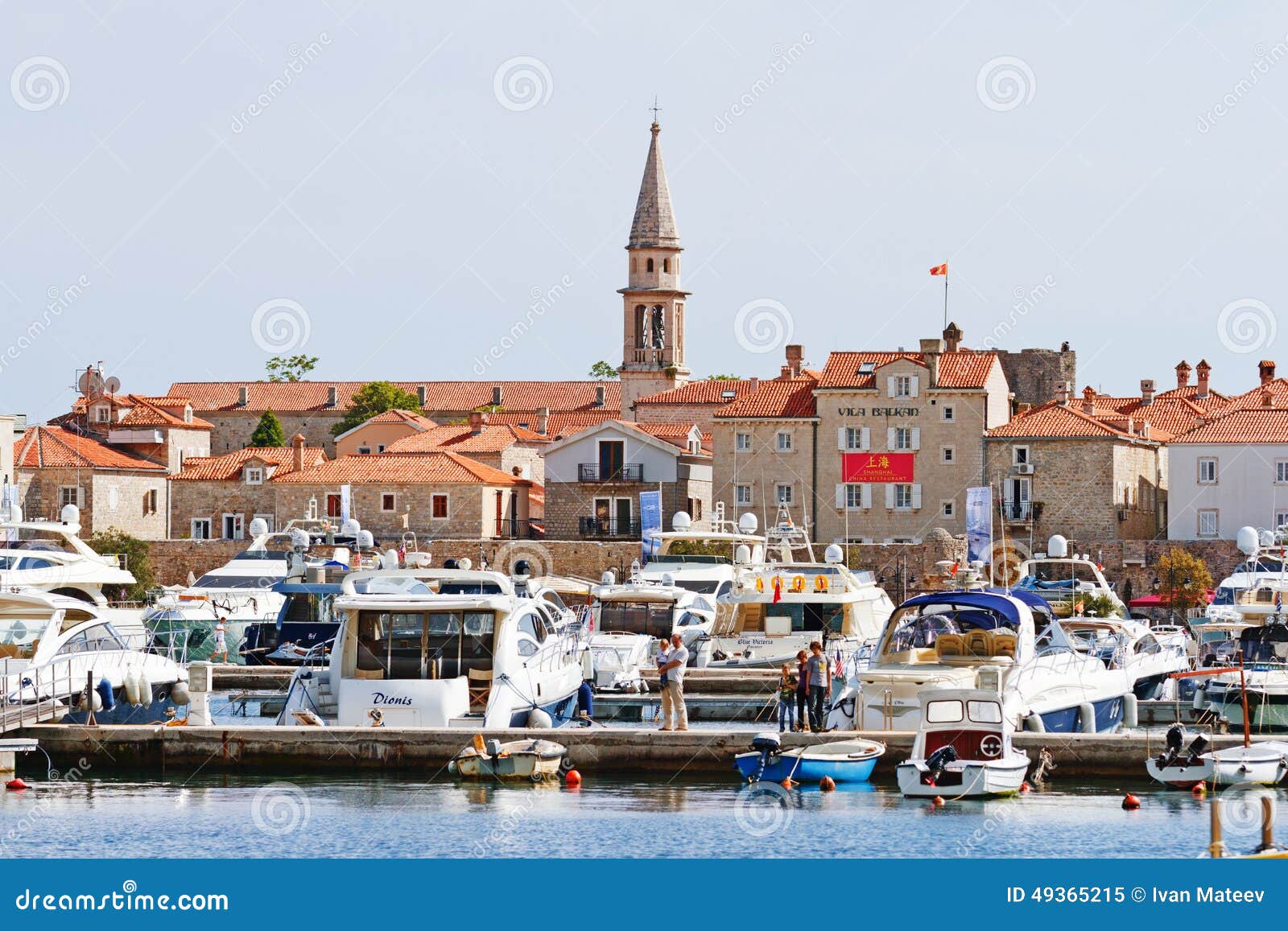 Budva, Montenegro - Mei 26, 2012: De oude stad van Budva met mensen die zich bij de pijler bij het bekijken het overzees bevinden