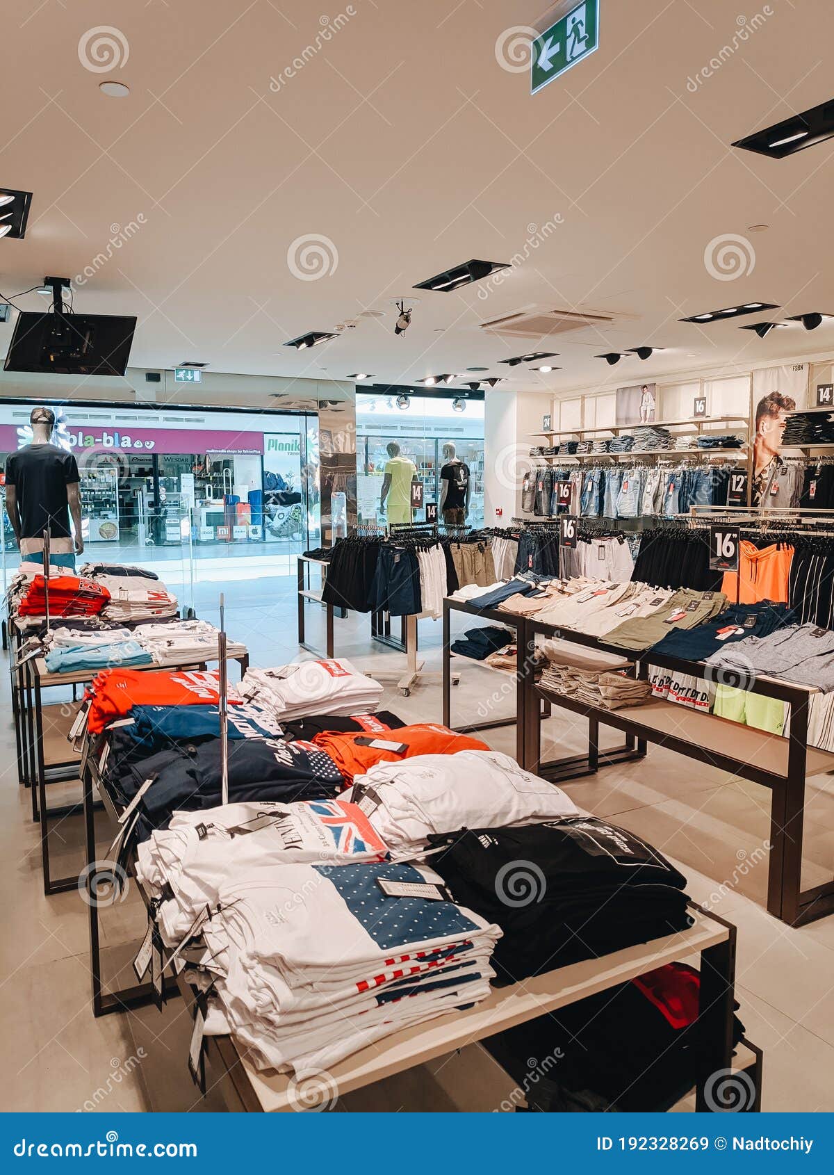 Montenegro 01 De Agosto De 2020 : Interior De Una Tienda Ropa La Mercancía Está En Los Estantes. Imagen de archivo editorial - Imagen de ropa, adentro: