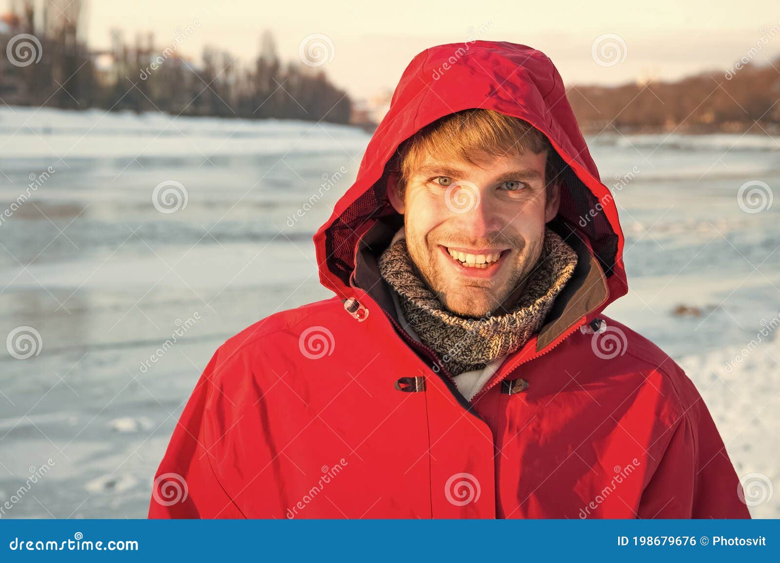 Buen Tiempo Anorak Encapuchado Concepto De Viaje Y Expedición Hombre En  Parka Rojo Moda Masculina De Invierno Ropa Cálida Para El Foto de archivo -  Imagen de recorrido, goce: 198679676