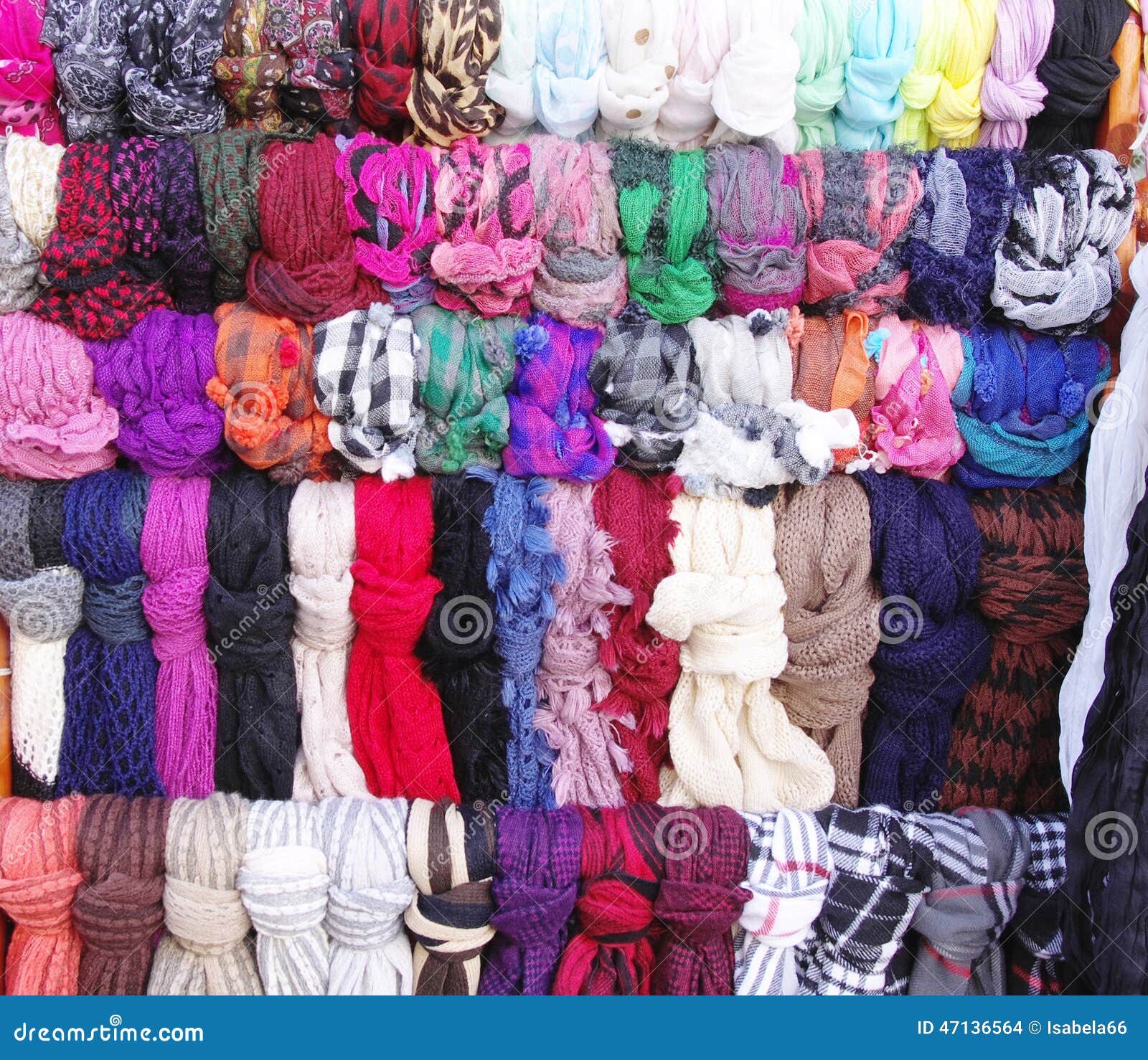 Bufandas Coloridas De Ejecución En Tienda Foto de - Imagen de fondo, bazar: 47136564