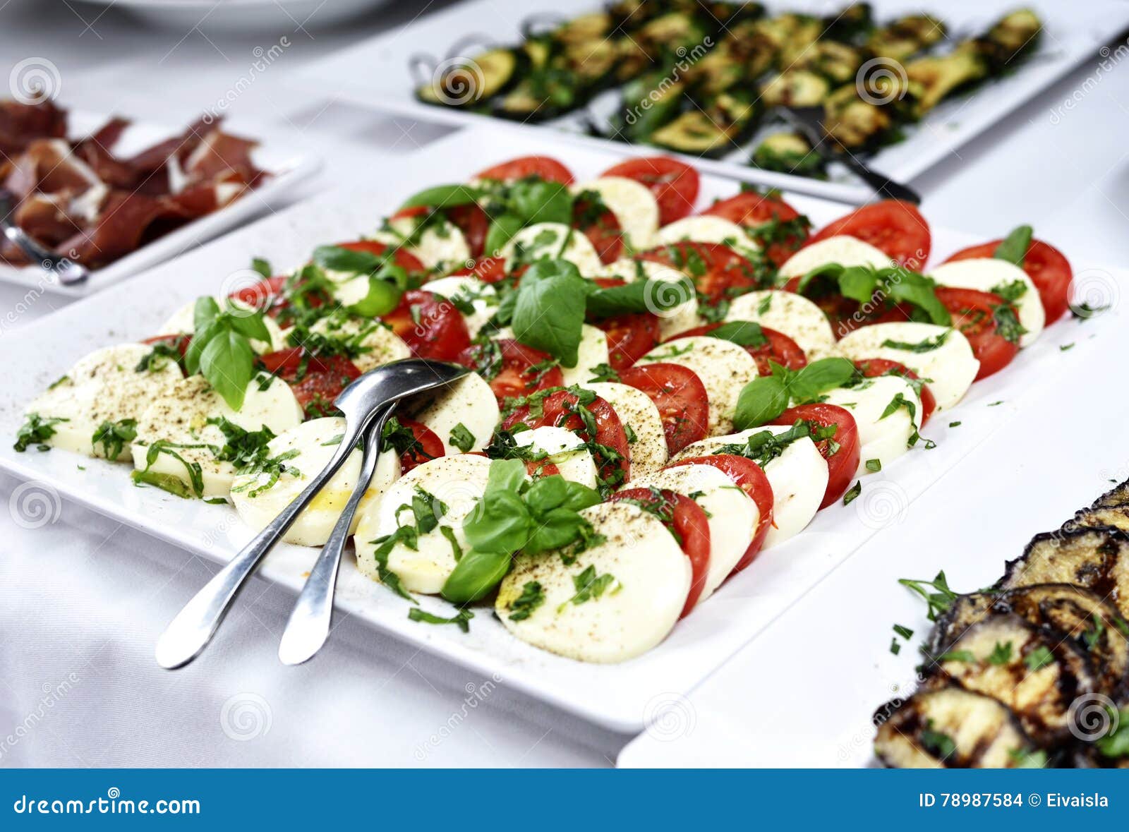 Bufete Com O Vário Antipasto Italiano Foto de Stock Imagem de bebida