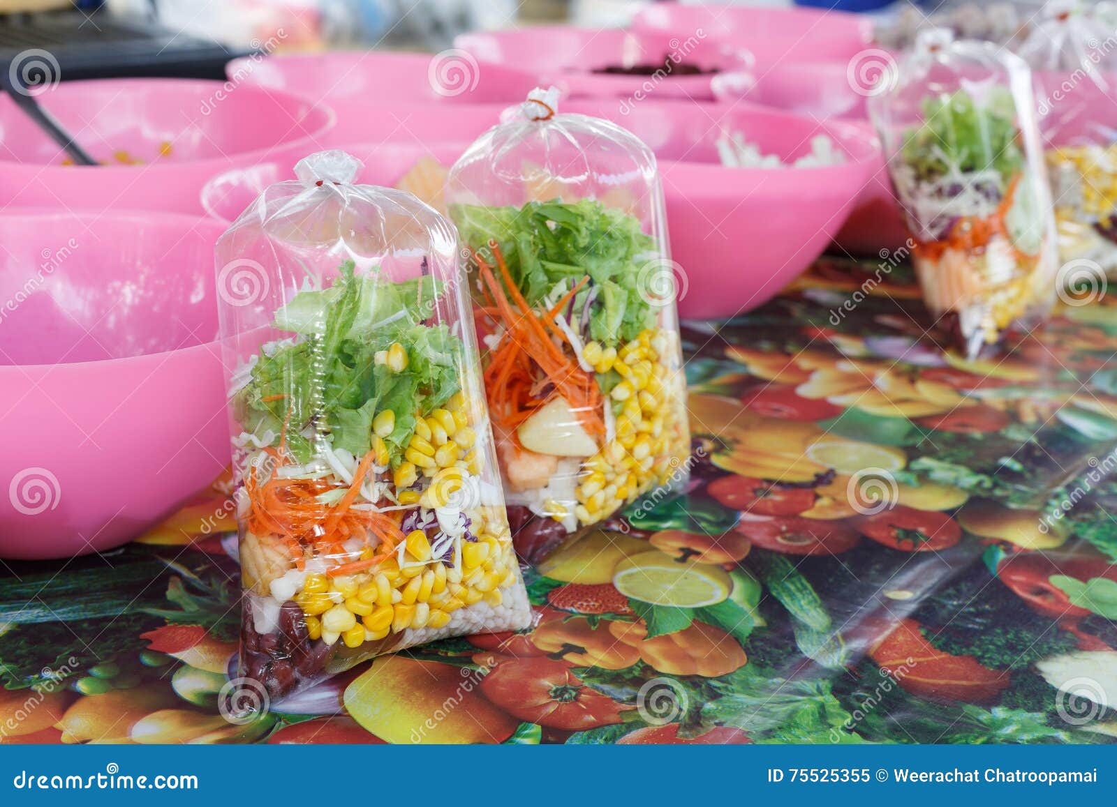 Delegación gatito dueño Bufete De Ensaladas En Una Bolsa De Plástico Imagen de archivo - Imagen de  comida, cubo: 75525355