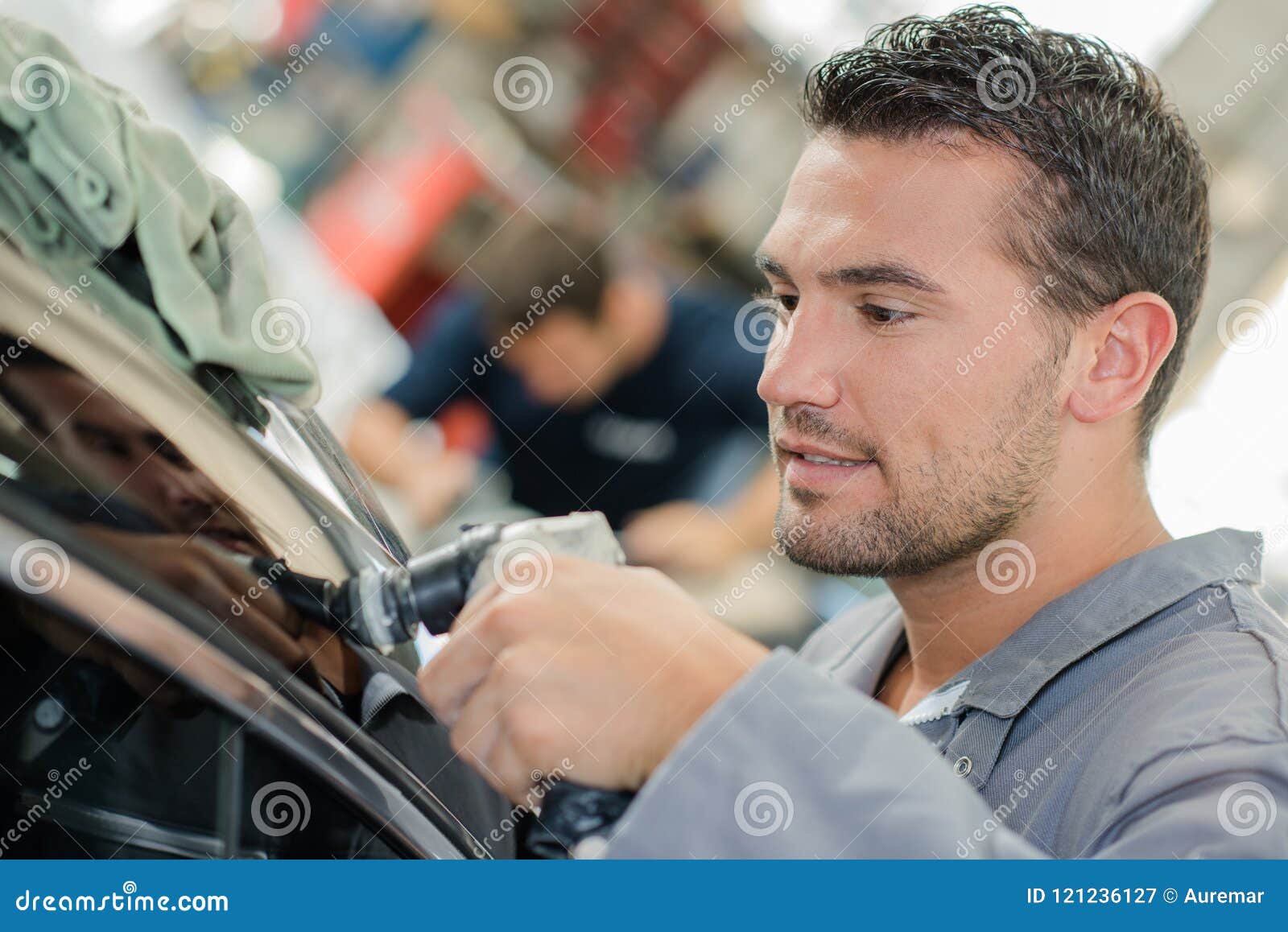 Buffering a customer`s car stock image. Image of industry 121236127