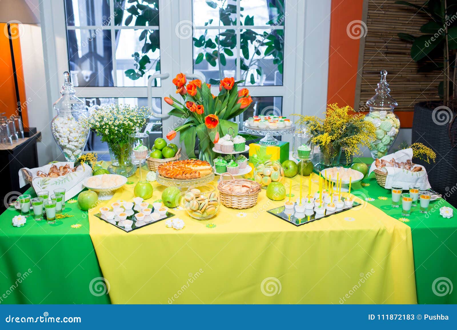 naar voren gebracht Altaar recorder Buffet Met Een Geelgroen Tafelkleed Met Snacks, Desserts En Een Boeket Van  Tulpen Stock Afbeelding - Image of voedsel, partij: 111872183