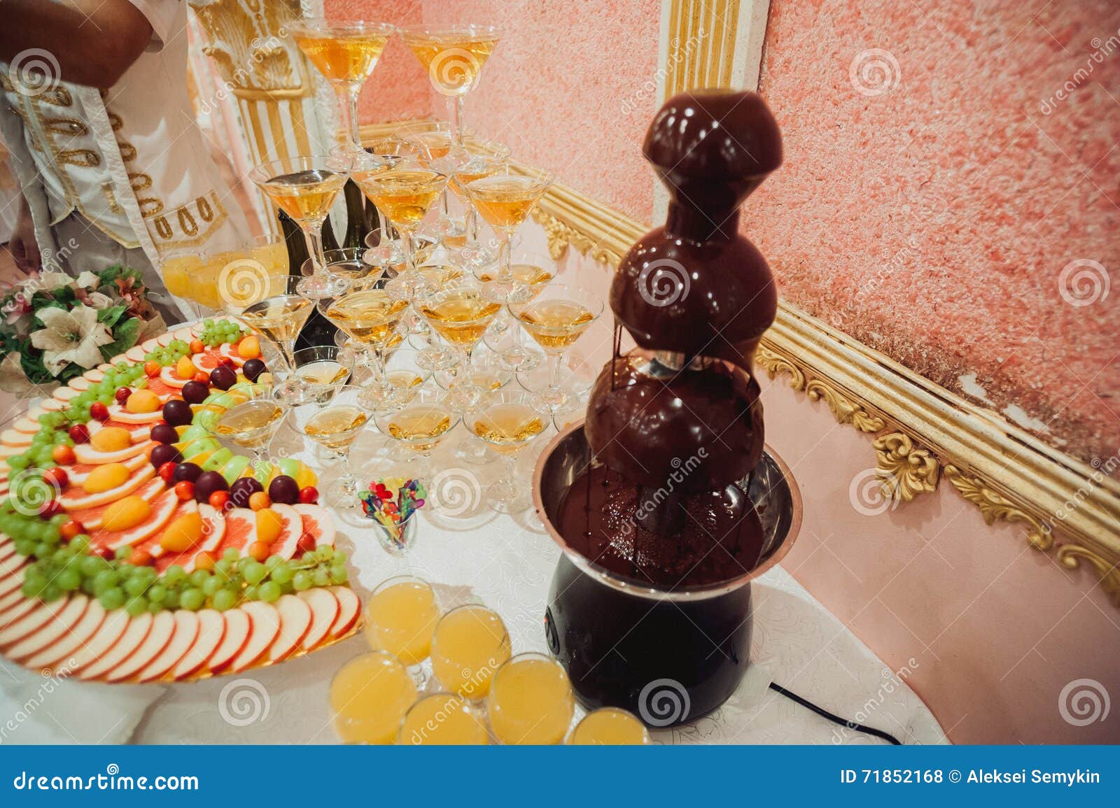 Buffettisch mit einer Kaskade des Champagner- und Schokoladenbrunnens. Buffettisch mit einer Kaskade des Champagners und des Schokoladenbrunnens und der -frucht