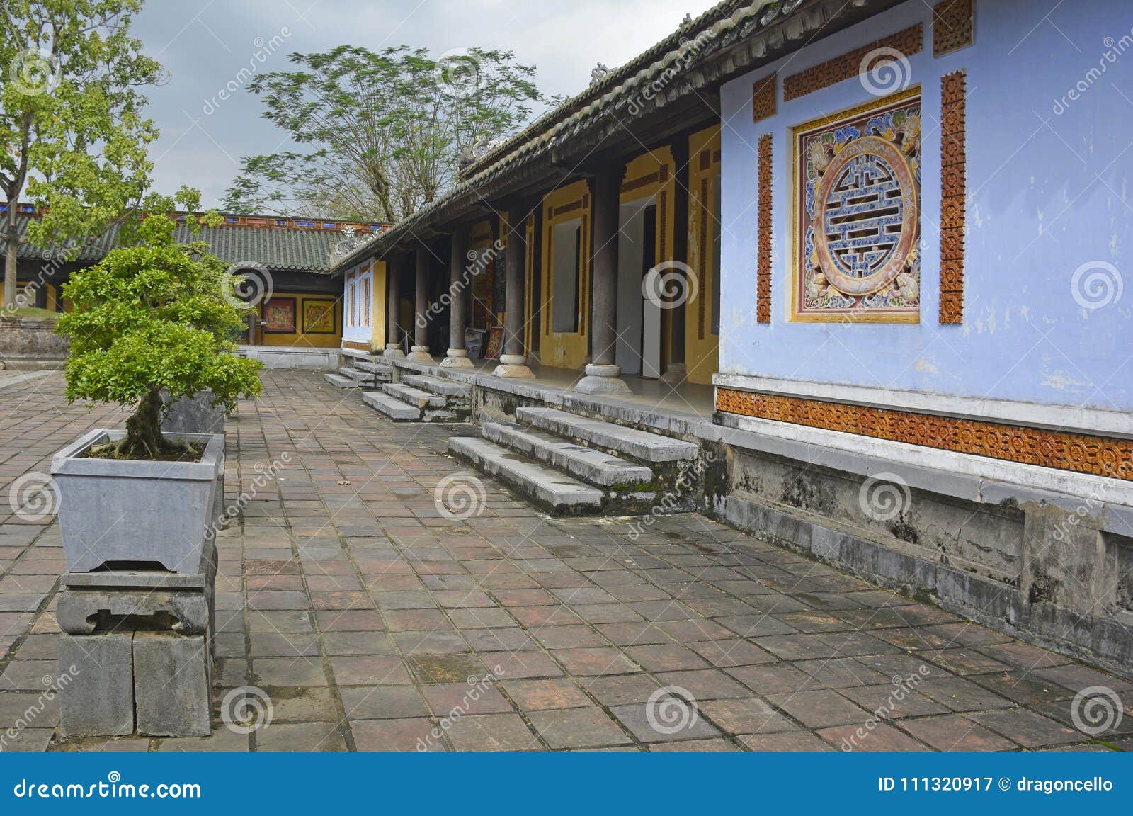 building in can chanh palace courtyard
