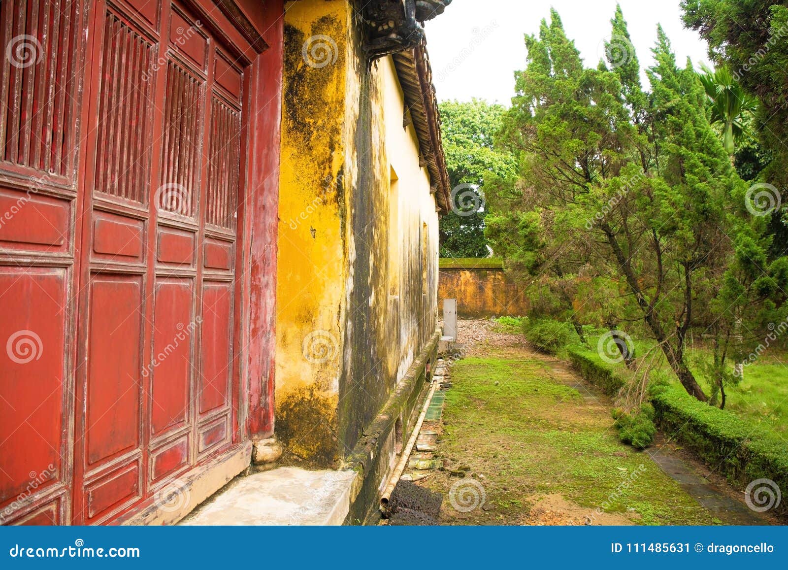 building in hung to mieu temple complex