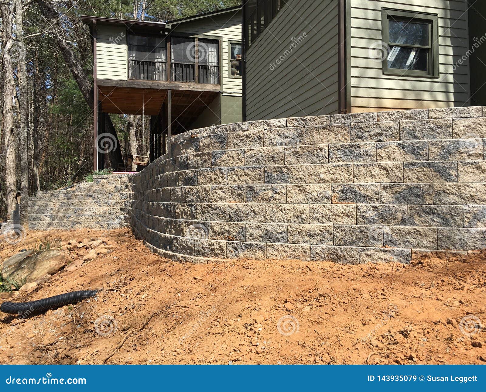 building a retaining wall on the back of a house