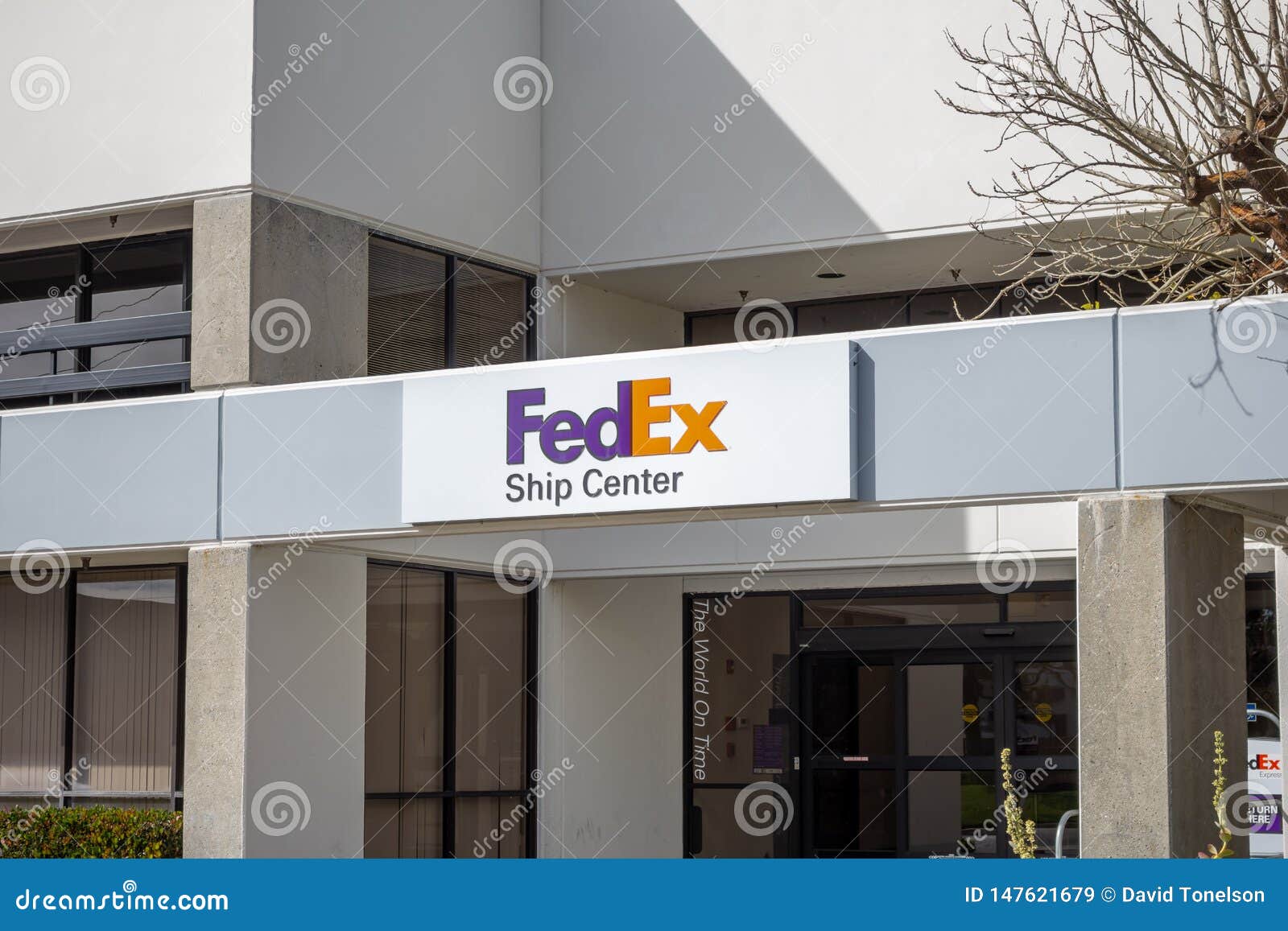 FedEx Ship Center sign editorial stock image. Image of flyer - 147621679