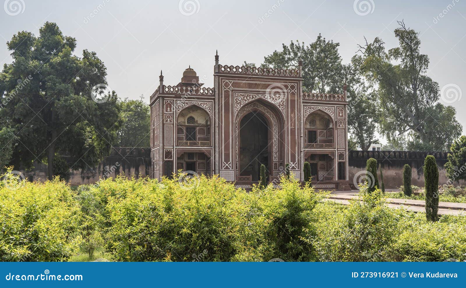 the building in the tomb of itmad-ud-daulah complex is built of red sandstone
