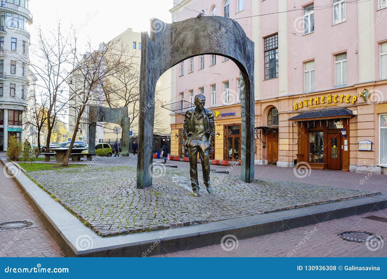 Месопотамия ул арбат. Старый Арбат памятник Окуджаве. Памятник Окуджаве в Москве на Арбате. Памятник Окуджаве на Арбате фото.