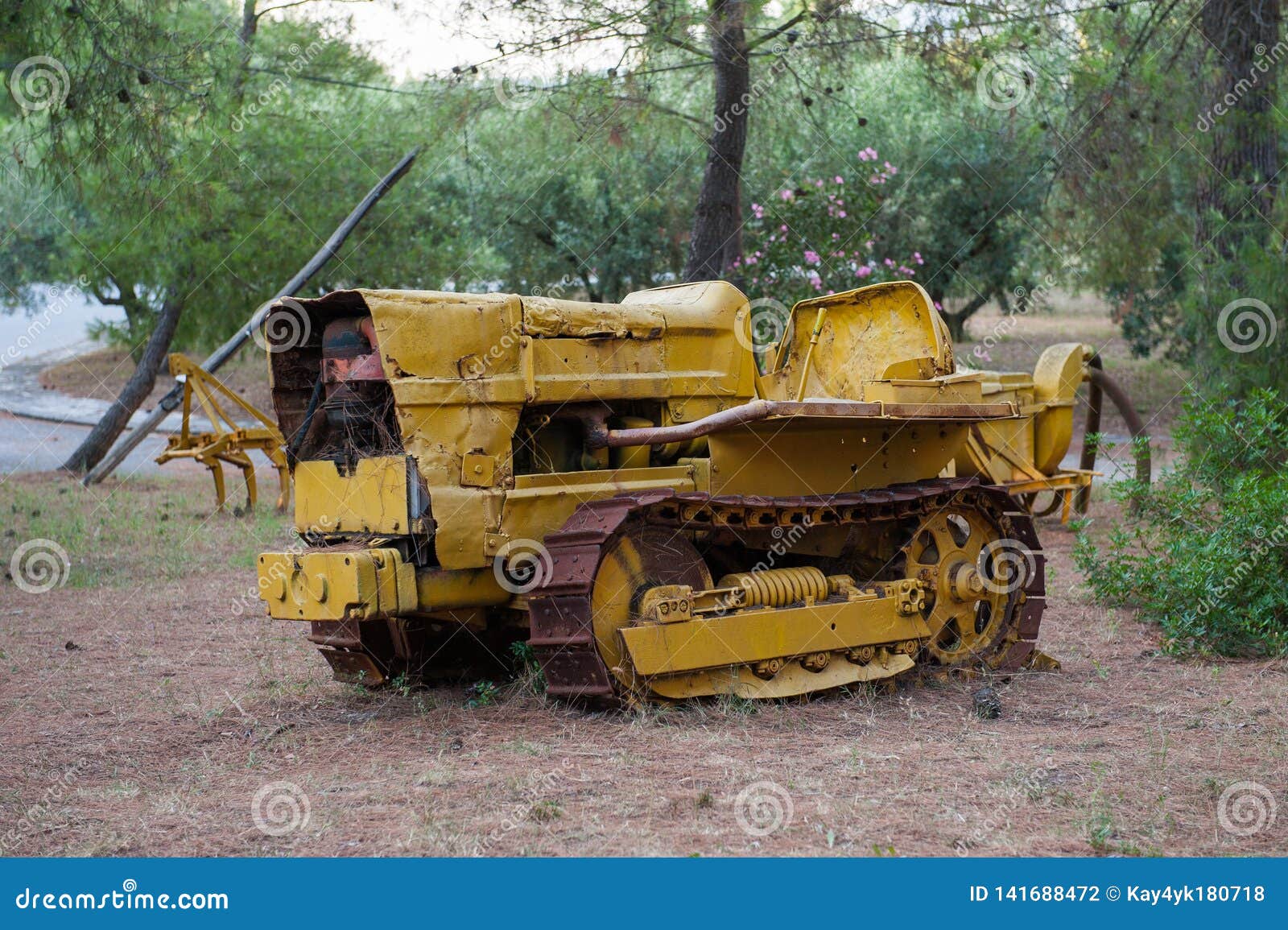 Buldożer opuszczonego żółty machinalny stary człowiek Natura jest silna niż technologia