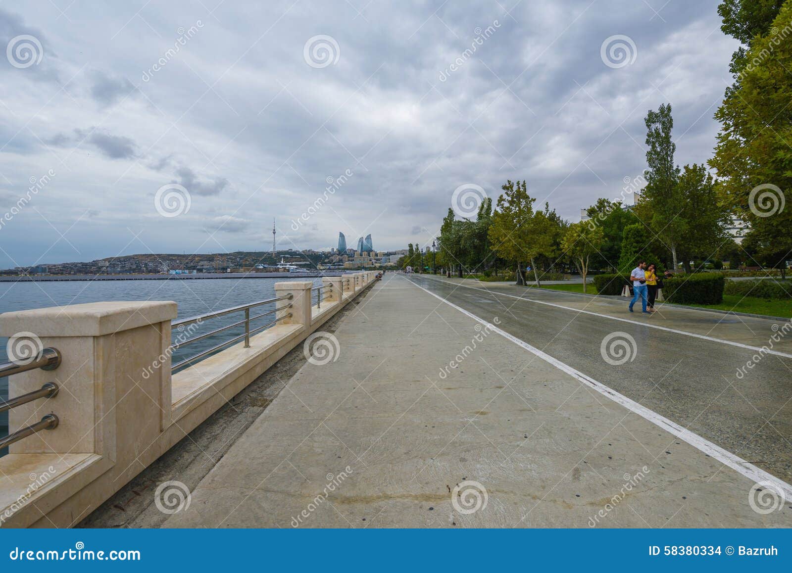 Bulevar de Baku, camino del pie. Parque de playa nacional en Baku, Azerbaijan