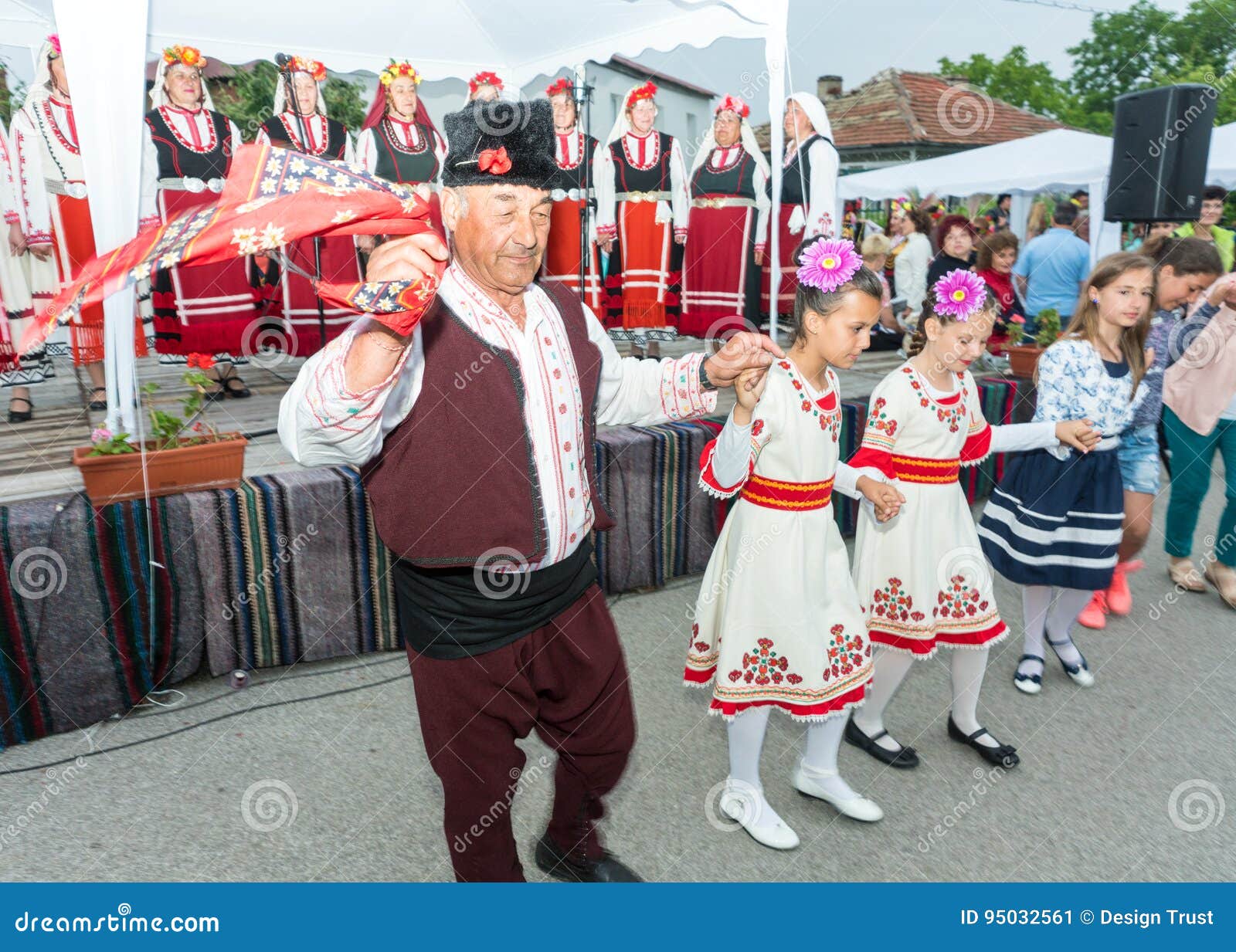 Bulgária Dança Popular Das Pessoas Idosas E Das Crianças Nos Jogos De  Nestenar Na Vila Dos Búlgaros Foto Editorial - Imagem de largo, rompimento:  95032561