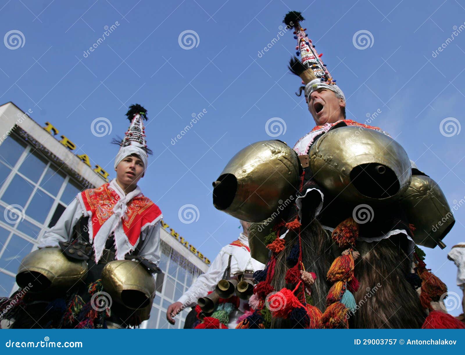 BulgarienKukeri maskerad. Pernik Bulgarien - Januari 26, 2008: Två unidentified manar i traditionella Kukeri dräkter ses på landskampfestivalen av maskeradlekarna Surva i Pernik, Bulgarien. Surva äger rum jumbon tillbringar veckoslutet av Januari, och det är den största händelsen av denna typ i Bulgarien.