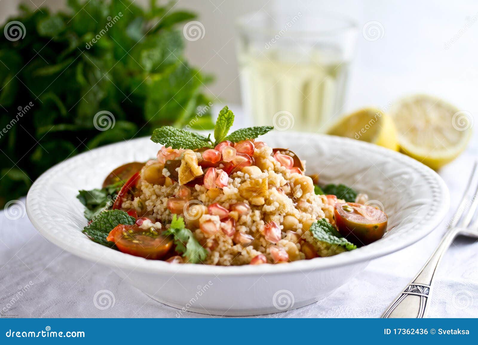 Bulgur Y Ensalada De Los Garbanzos Foto de archivo Imagen de oriente, vegetariano 17362436