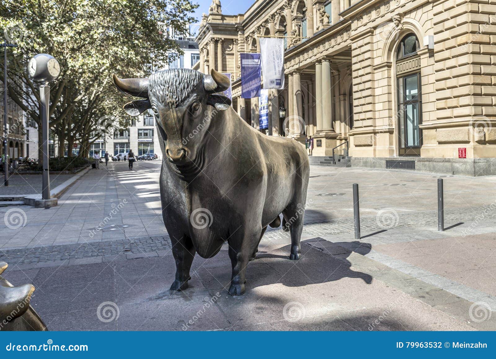 The Bull and Bear Statues at the Frankfurt Stock Exchange in Frankfurt ...