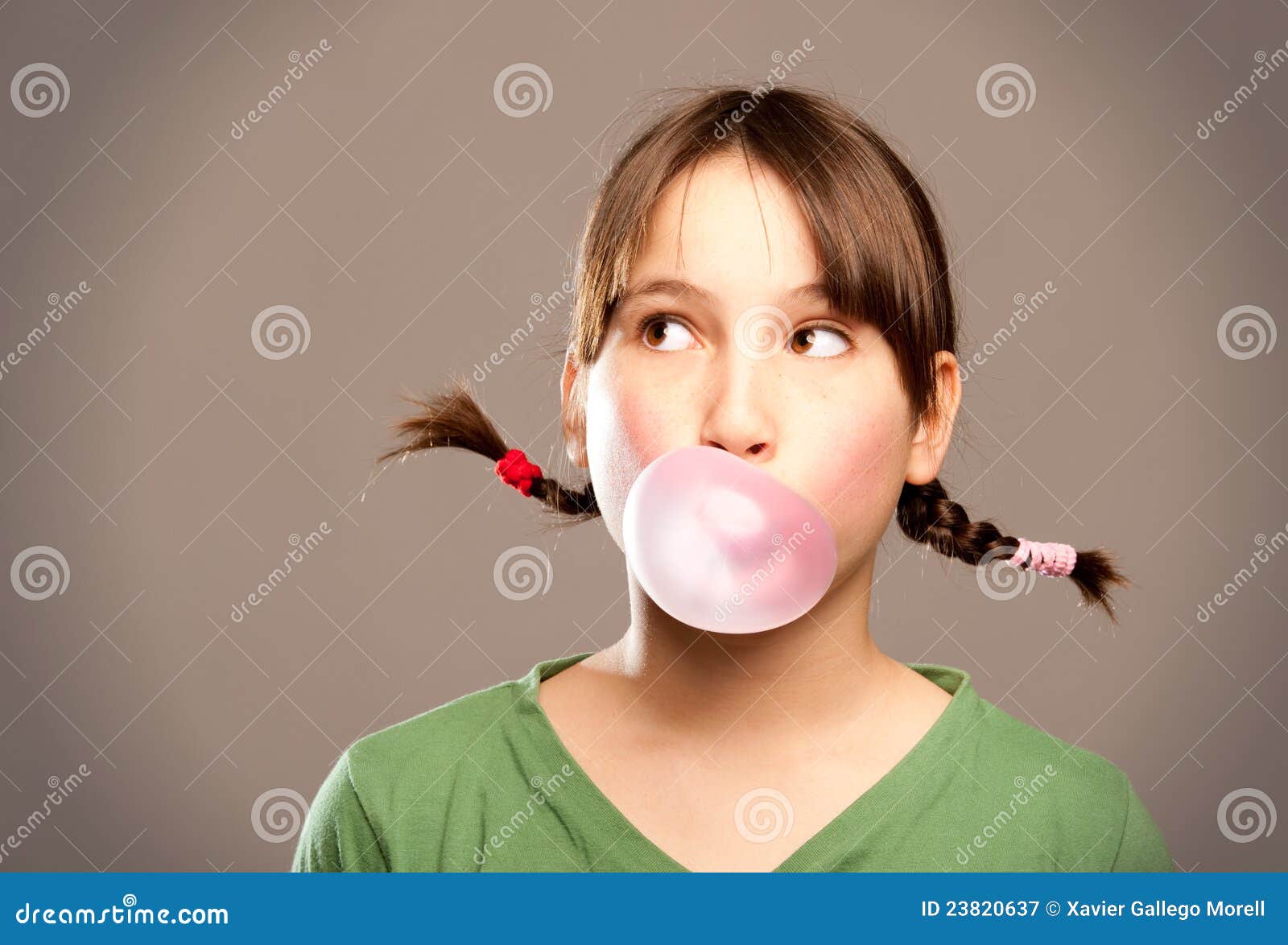 Bulle avec le chewinggum image stock. Image du femme 23820637