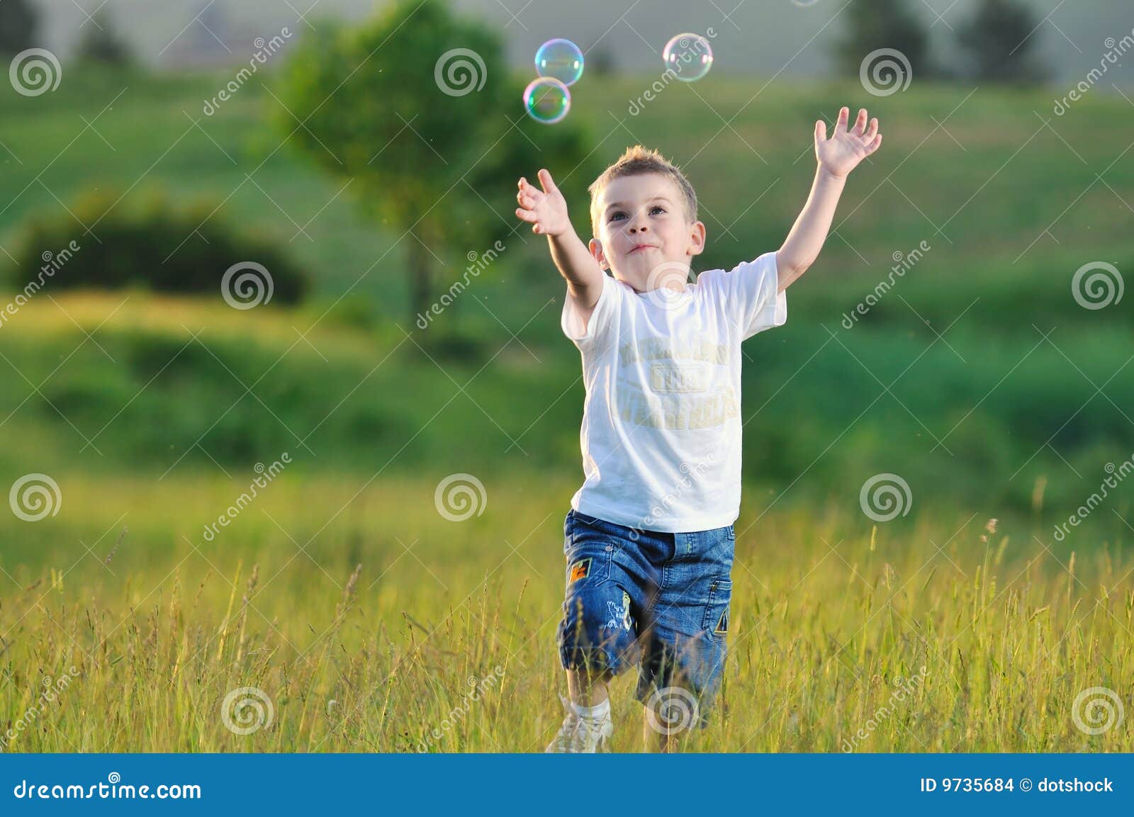 Bulle d'enfant photo stock. Image du famille, enfants - 9735684