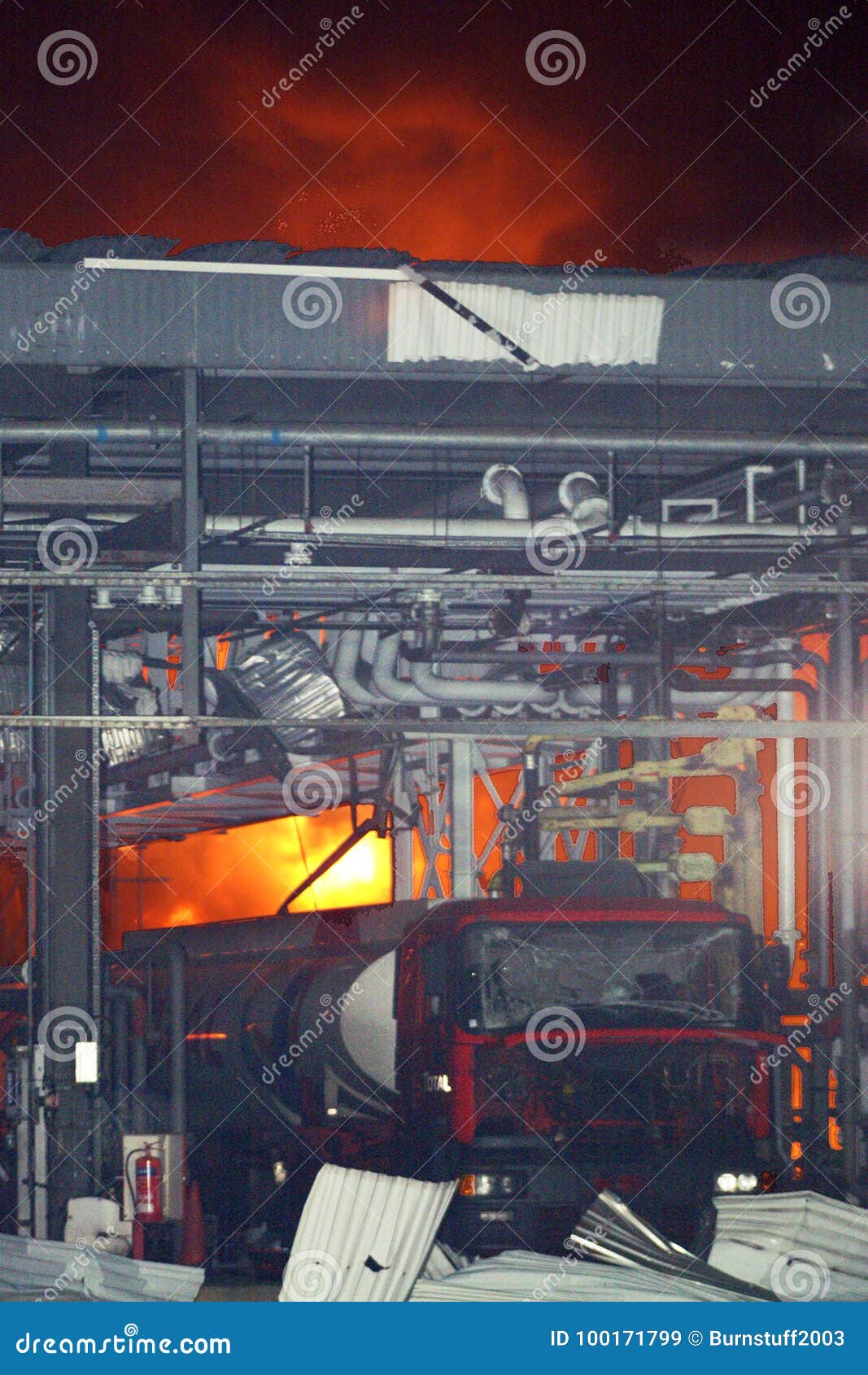 Buncefeld Fuel depot fire stock image. Image of hempstead 100171799