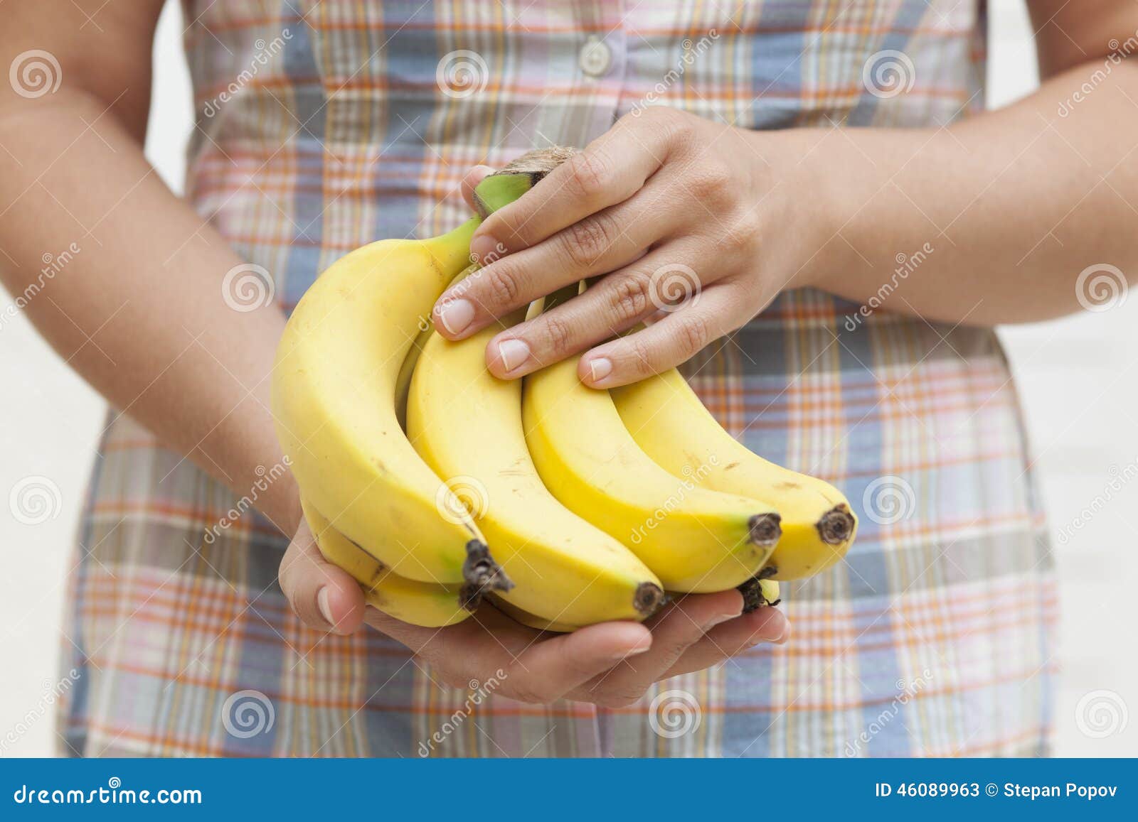 https://thumbs.dreamstime.com/z/bunch-organic-banana-hands-woman-s-46089963.jpg