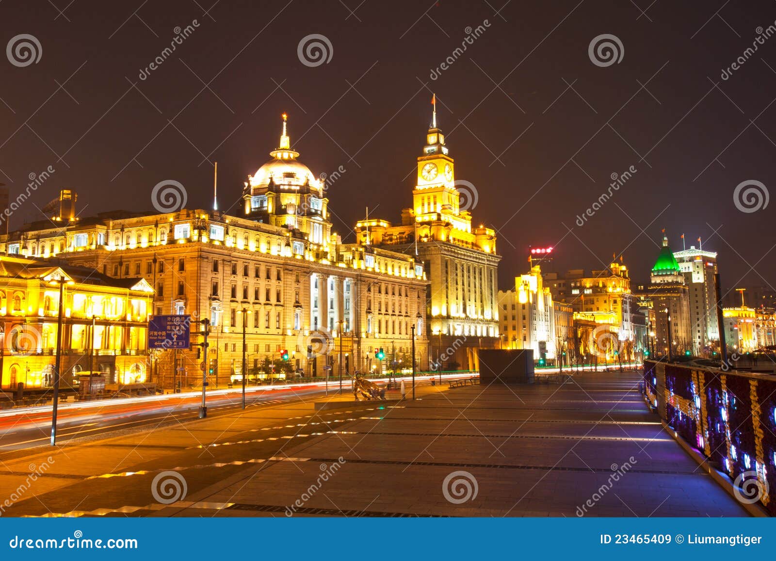 the night scenes of shanghai bund