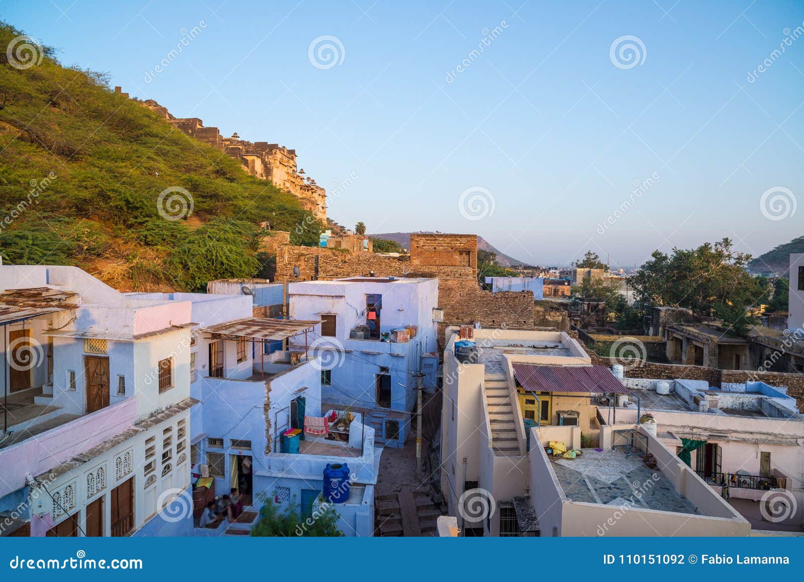 Bundicityscape bij zonsondergang Het majestueuze stadspaleis op Meer Pichola, reisbestemming in Rajasthan, India. Bundicityscape bij zonsondergang Het majestueuze stadspaleis streek op berghelling neer, reisbestemming in Rajasthan, India