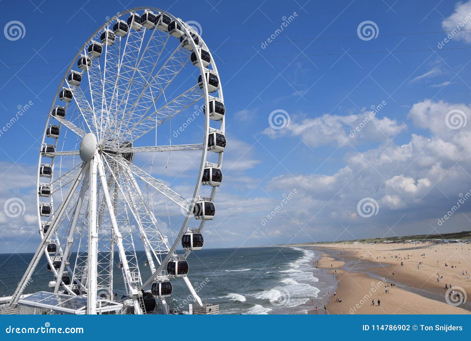 bungyjumptower on the pier of scheveningen